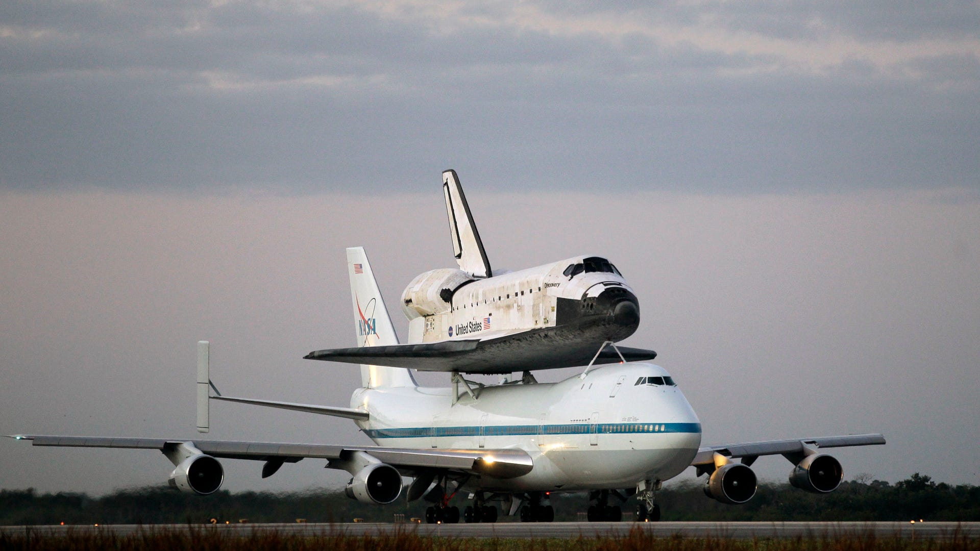 Space_Shuttle_Discovery_final_launch_2