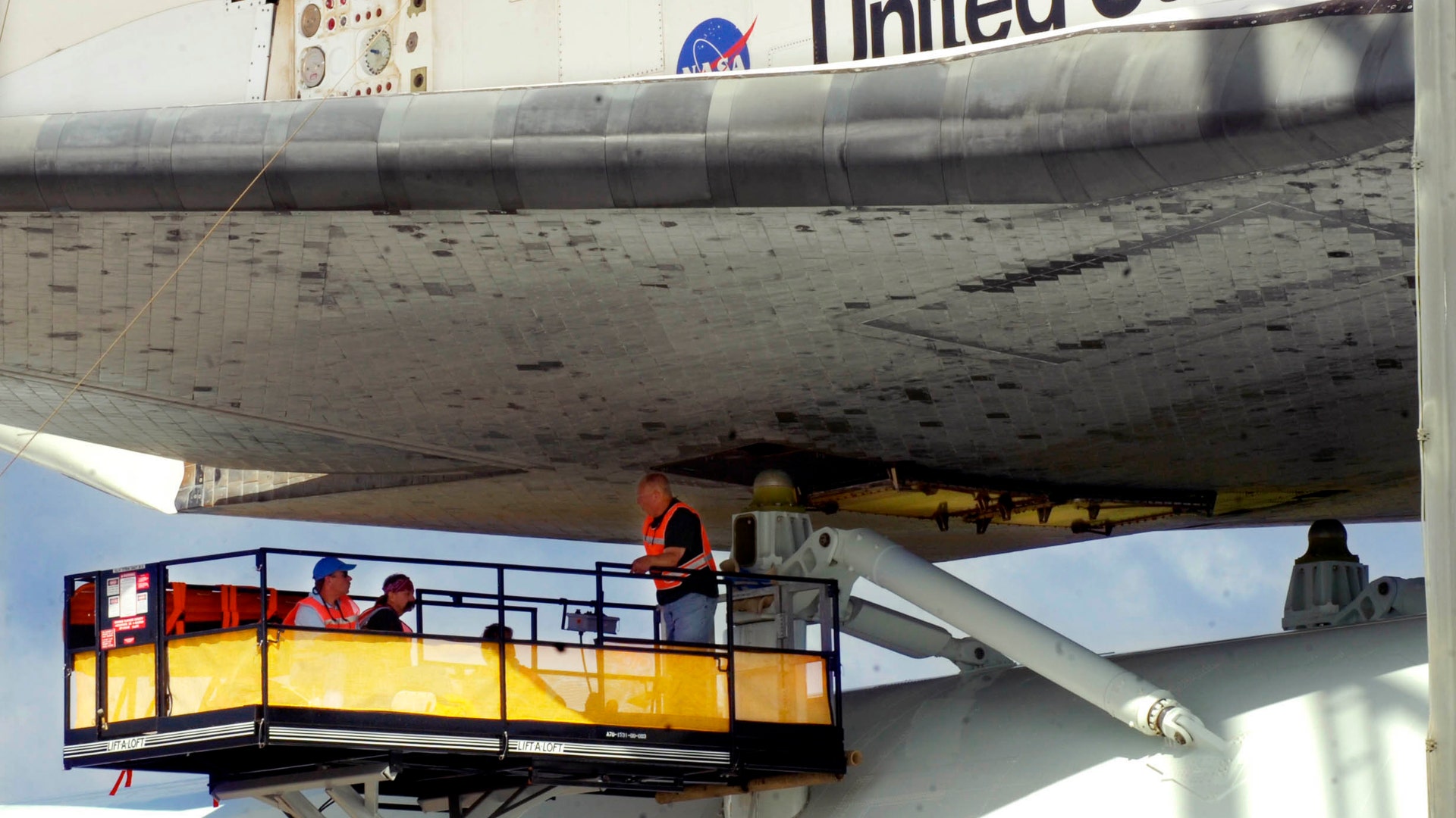 Space_Shuttle_Discovery_transport_2