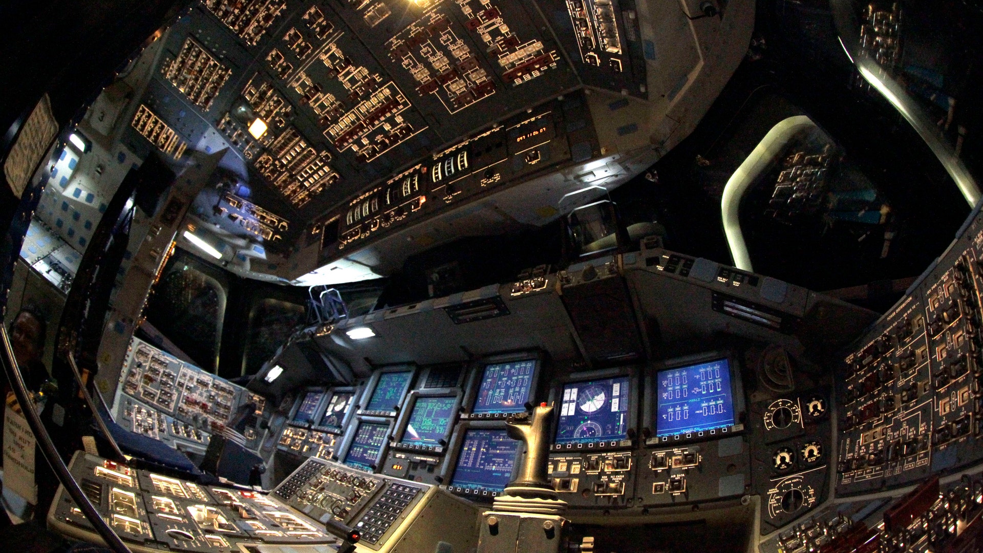 Space_Shuttle_Endeavour_cockpit