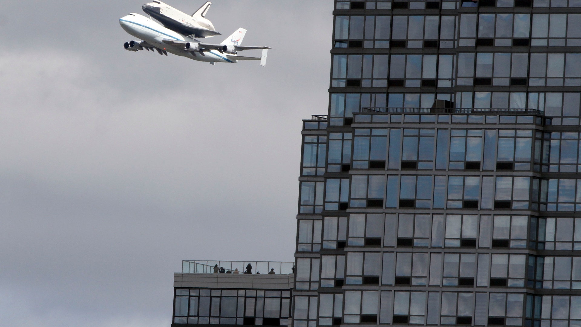 Space_Shuttle_Intrepid_over_NYC_2