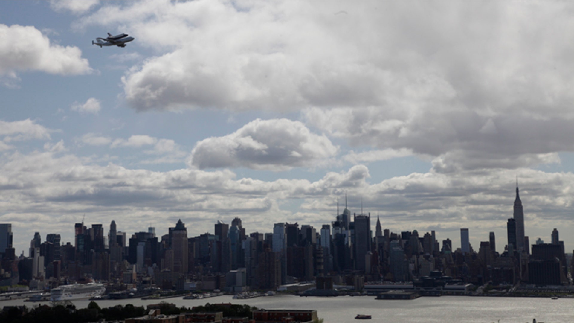 Space_Shuttle_Intrepid_over_NYC