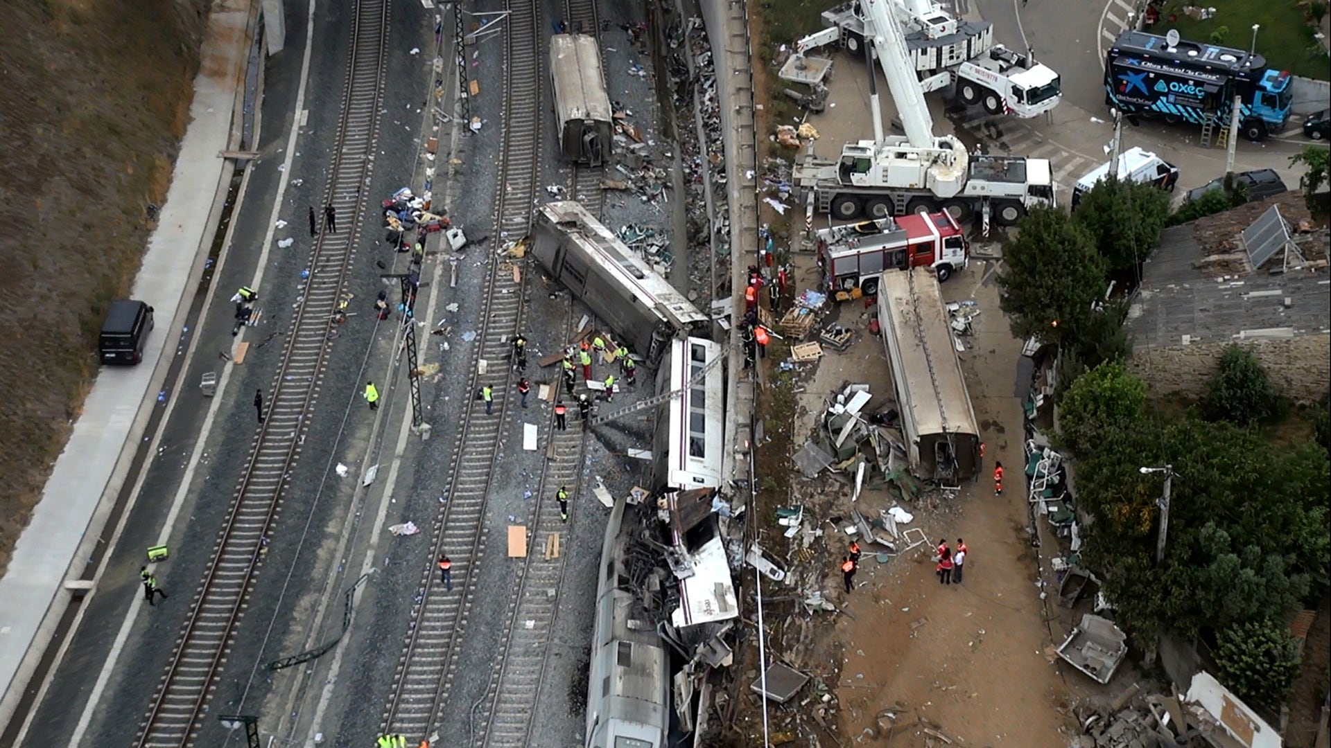 Крупные аварии в мире. Крушение поезда 24 июля 2013 года в Испании. Крушение поезда в Испании 2013. Столкновение поездов в Париже. Железнодорожная катастрофа в Сантьяго-де-Компостела.