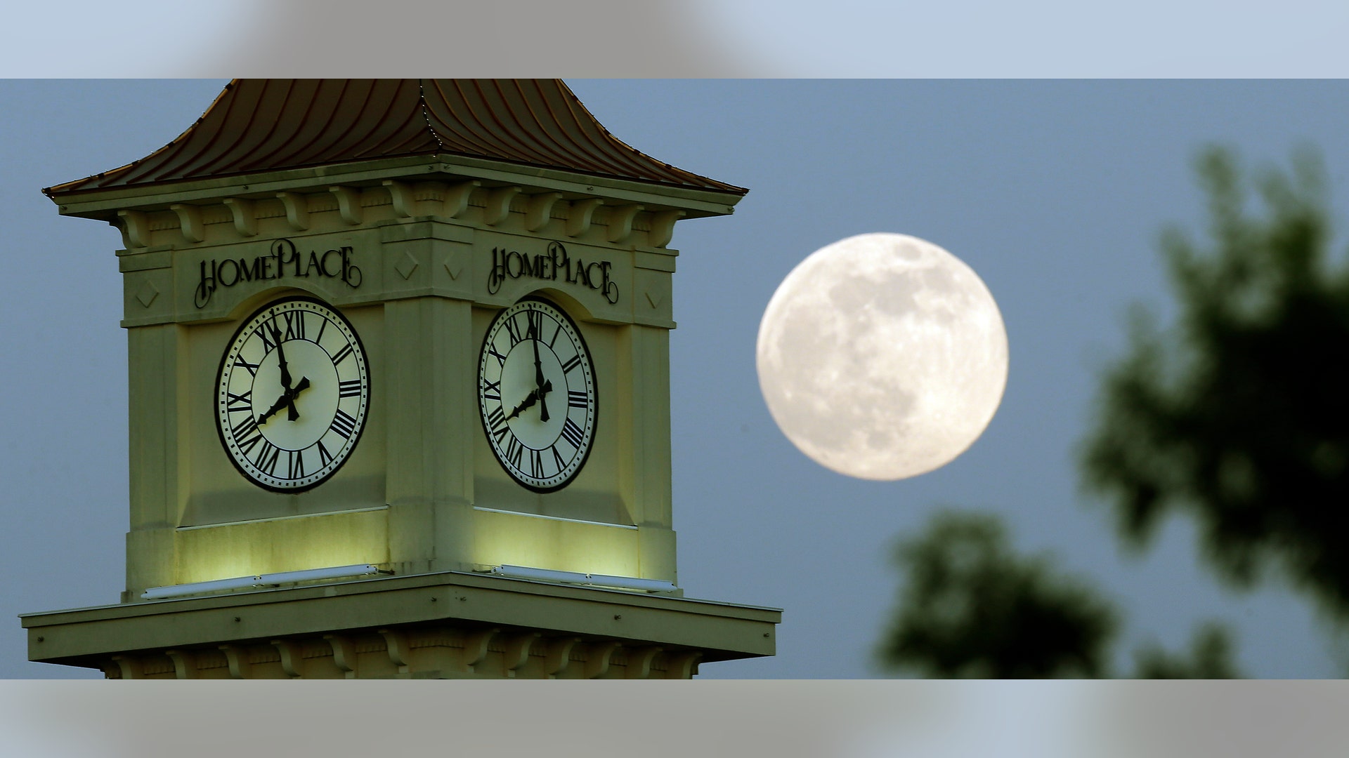 Supermoon_2013_clocktower