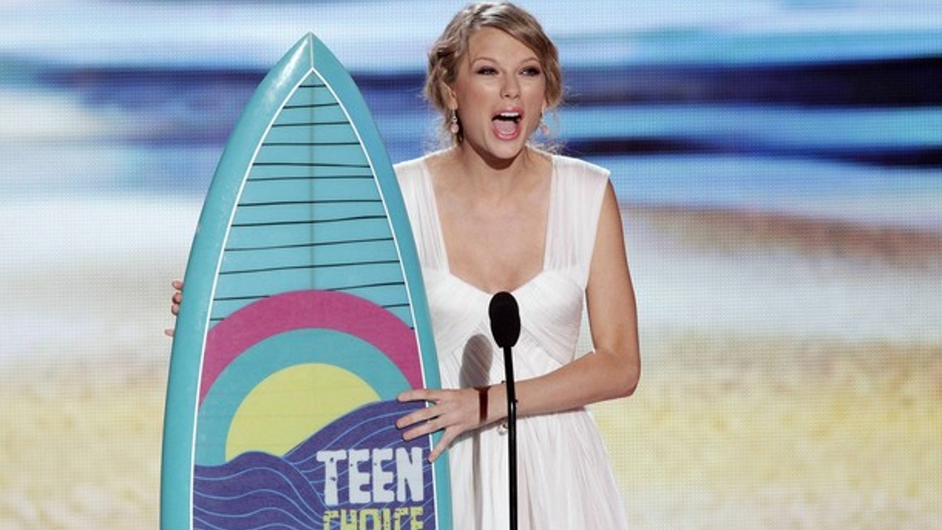 Singer Taylor Swift accepts the Choice Female Artist Award at the 2012 Teen Choice Awards at the Gibson Amphitheatre in Universal City, California July 22, 2012. REUTERS/Mario Anzuoni  (UNITED STATES - Tags: ENTERTAINMENT)