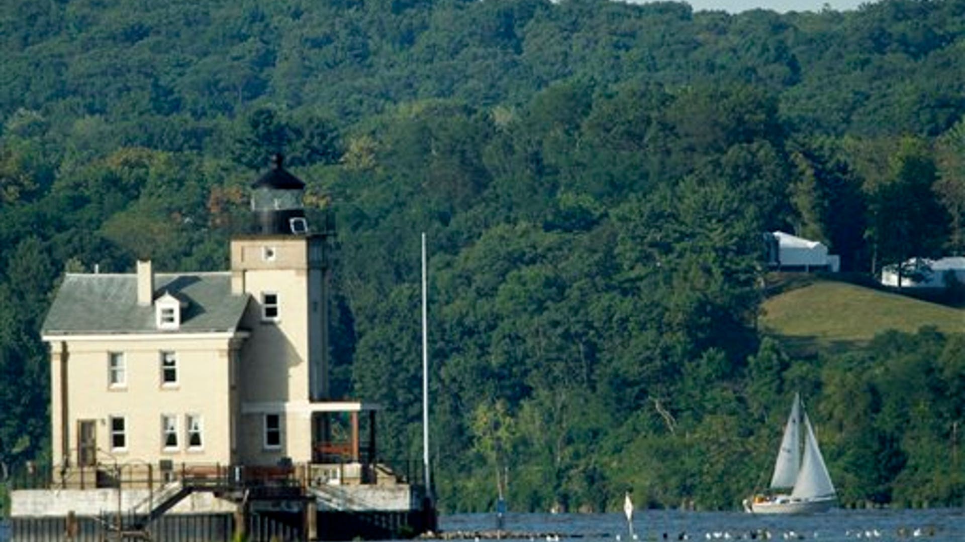 Tents_at_Astor_Courts