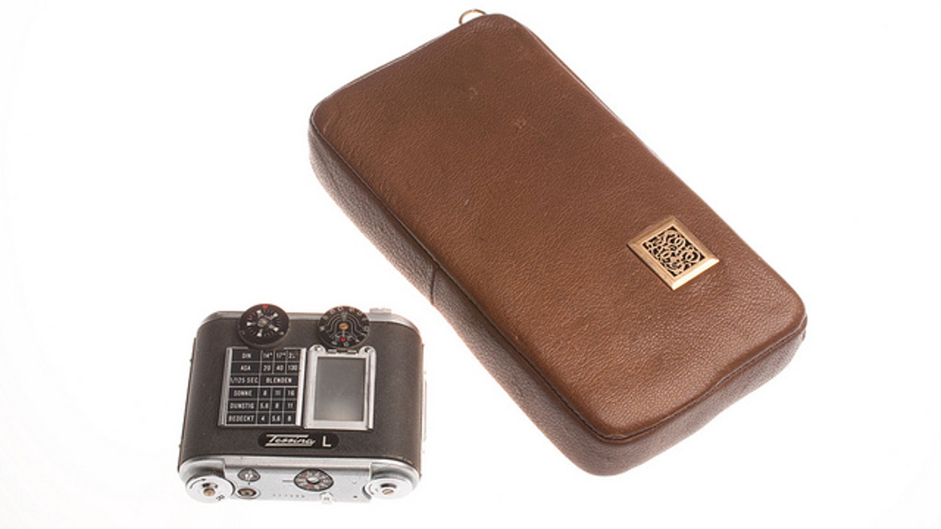 Tobacco_Pouch_Camera