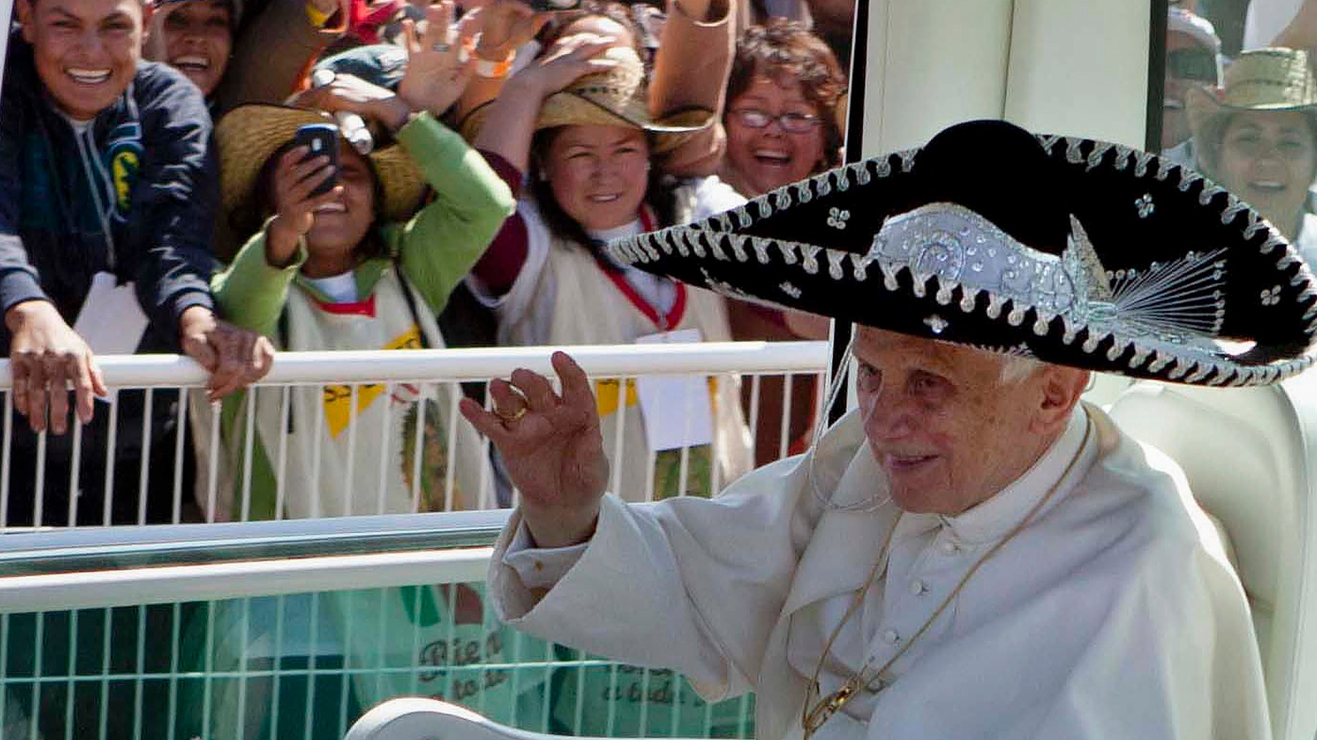 Vatican_Pope_Resigns_sombrero