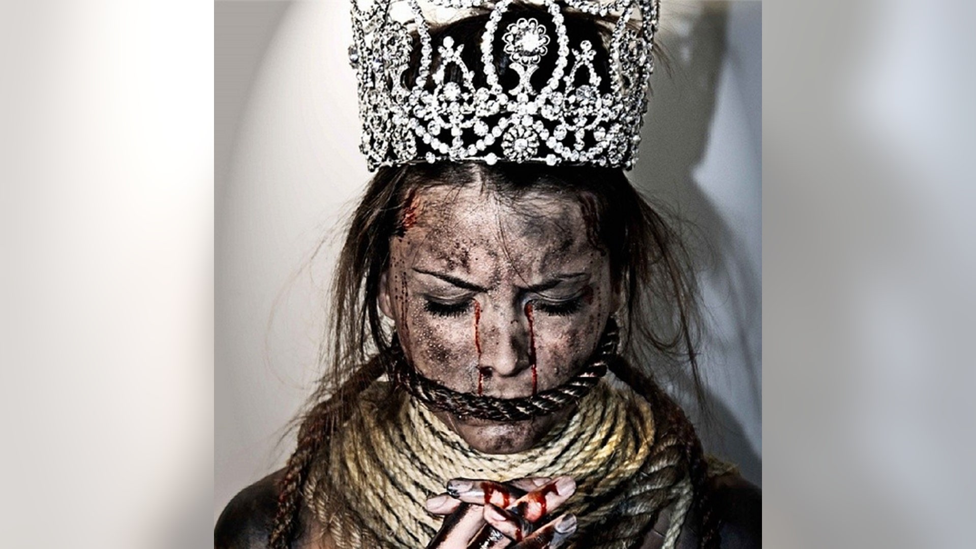 Venezuela_Queen_gagged_3