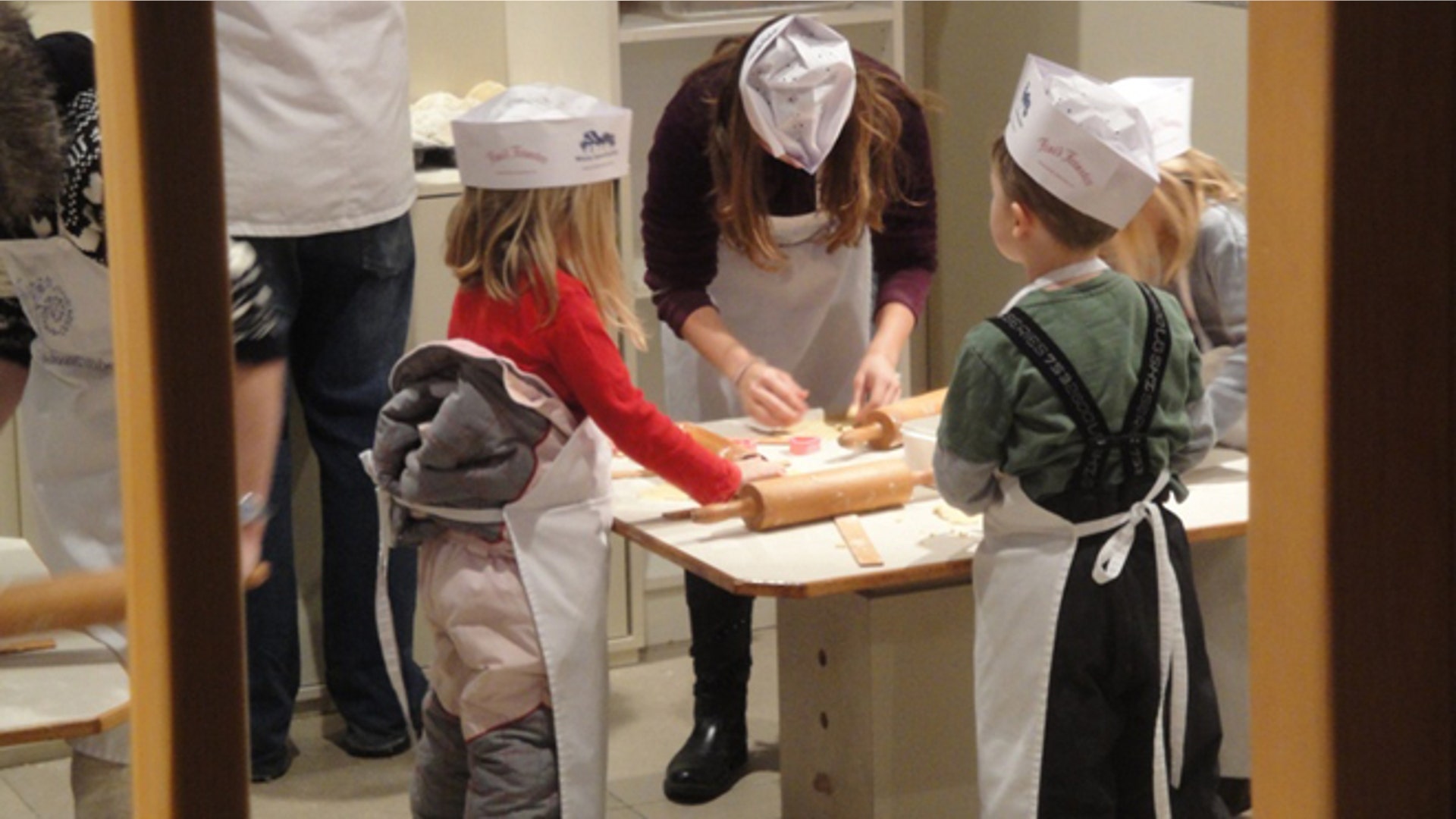 Viennesechildreninsantasworkshop_makingcookies