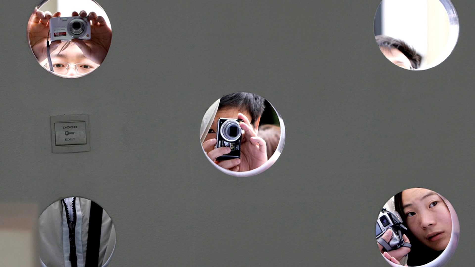 Visitors_Take_Pictures