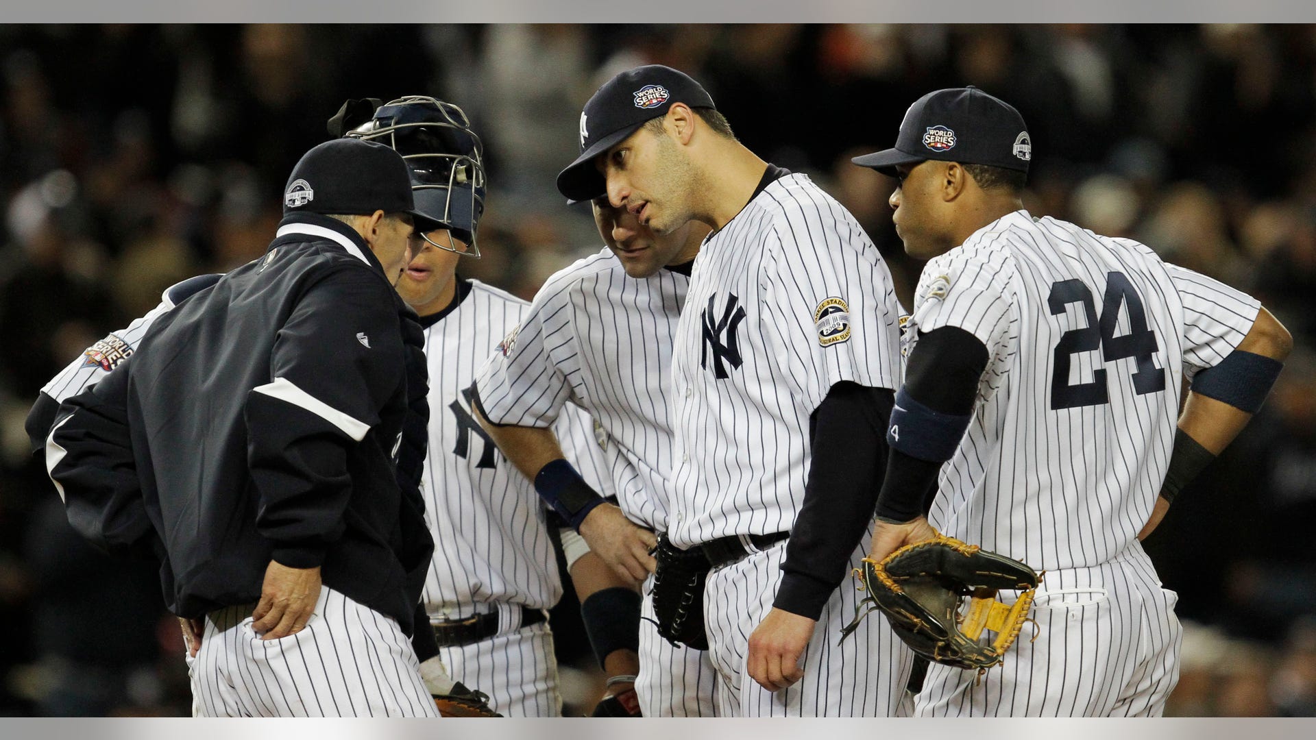 Pettitte speaks with Girardi