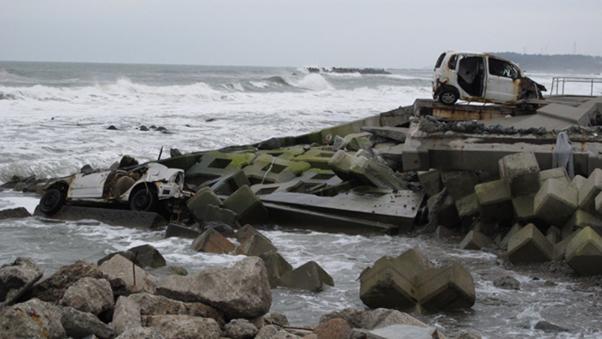 Wrecked_Cars_Coast_Japan_Fukushima