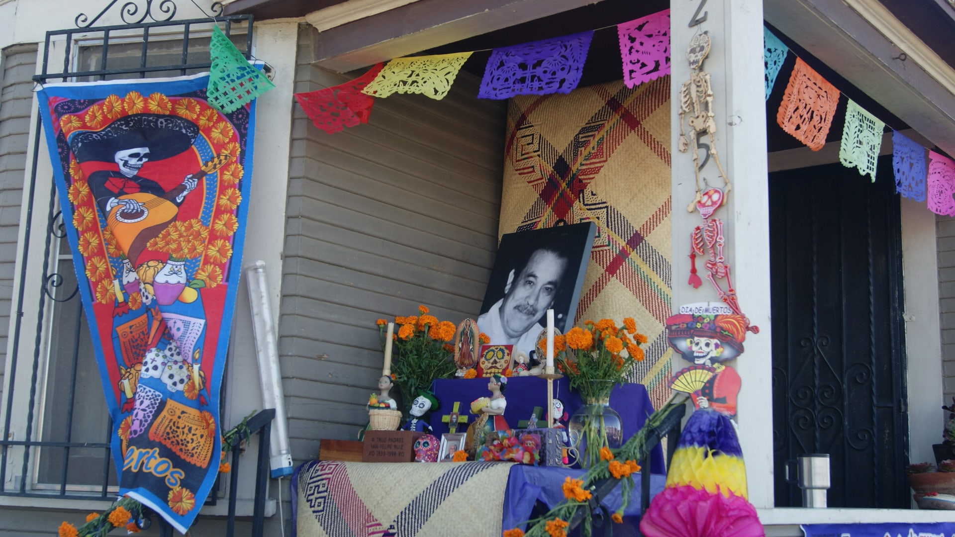 Yellown_and_purple_signifies__duality_between_life_and_death