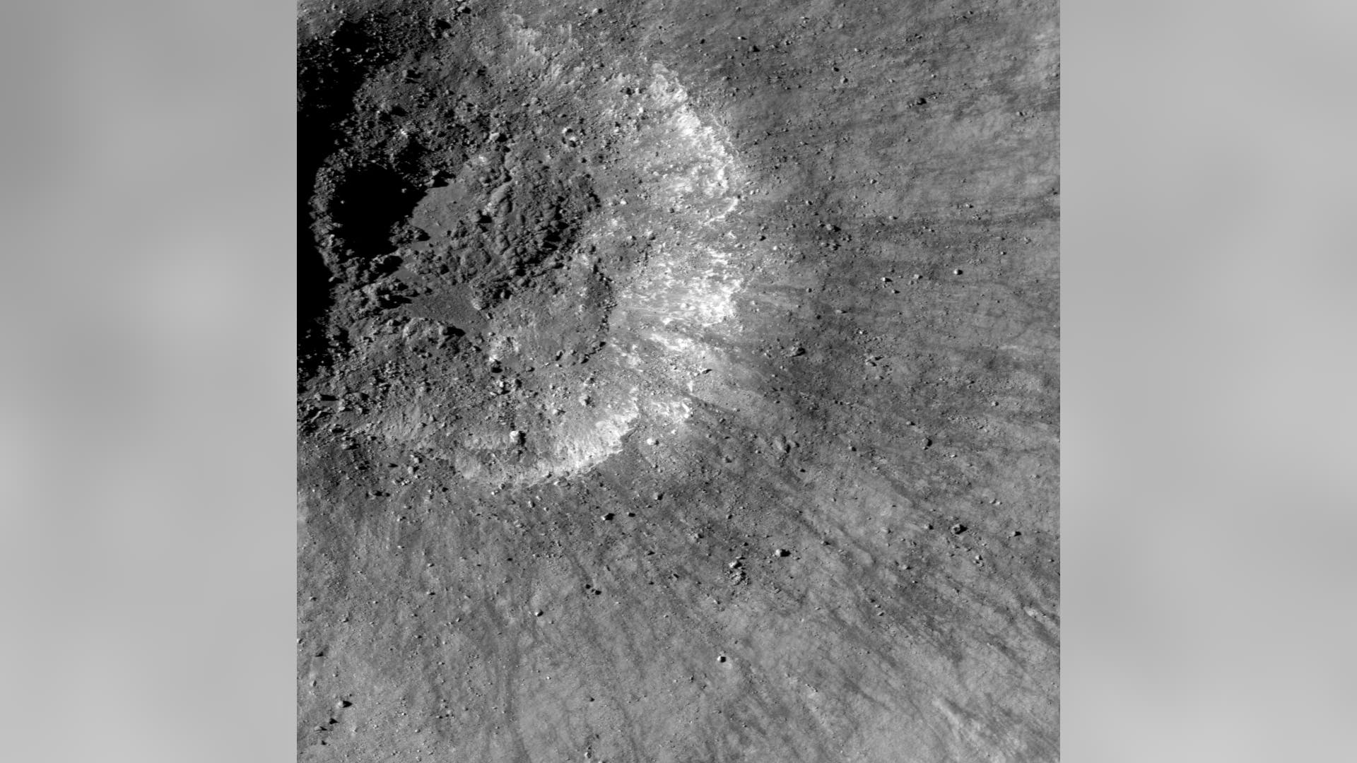 Young_Crater_in_Balmer_Basin