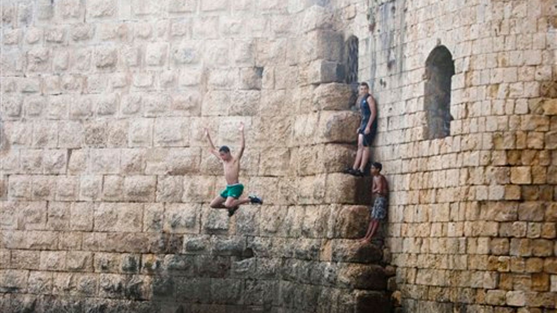 Youth_jumps_off_the_seawall_surrounding_Acre
