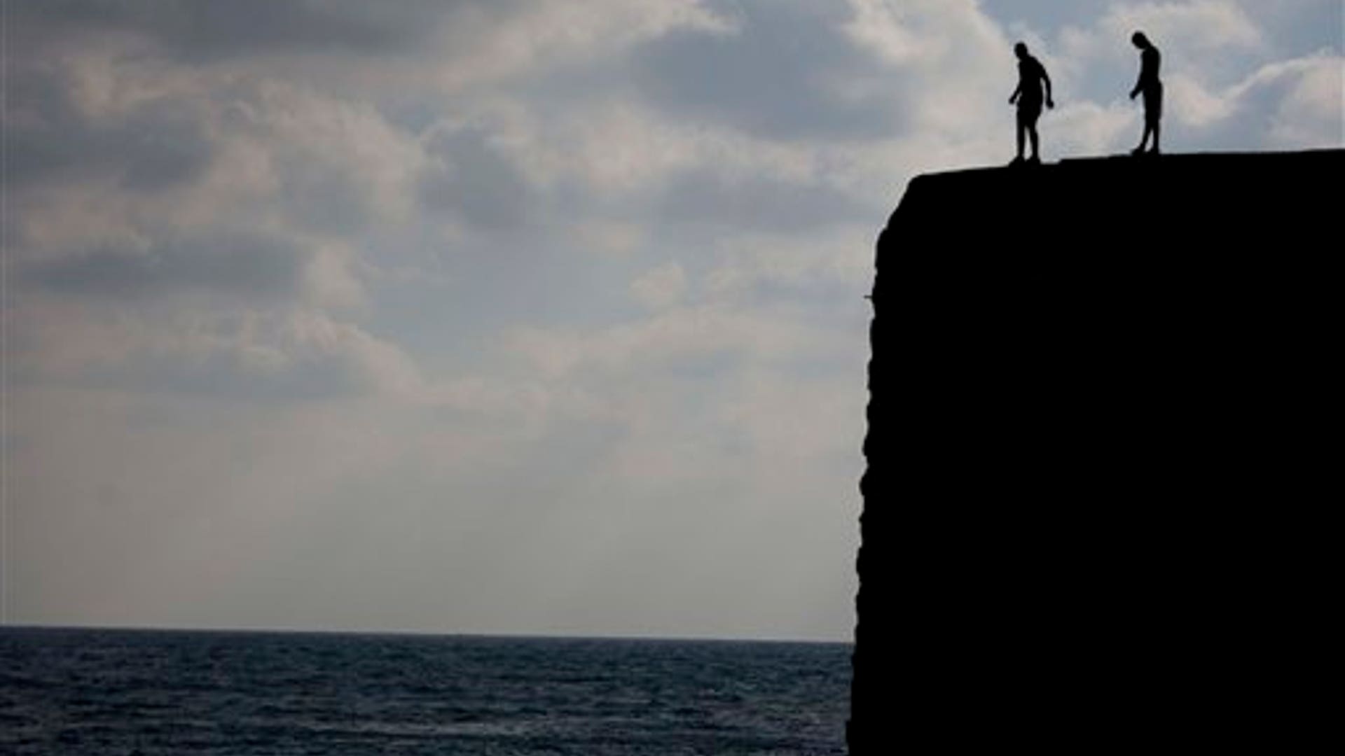 Youths_stand_on_wall_surrounding_Acre