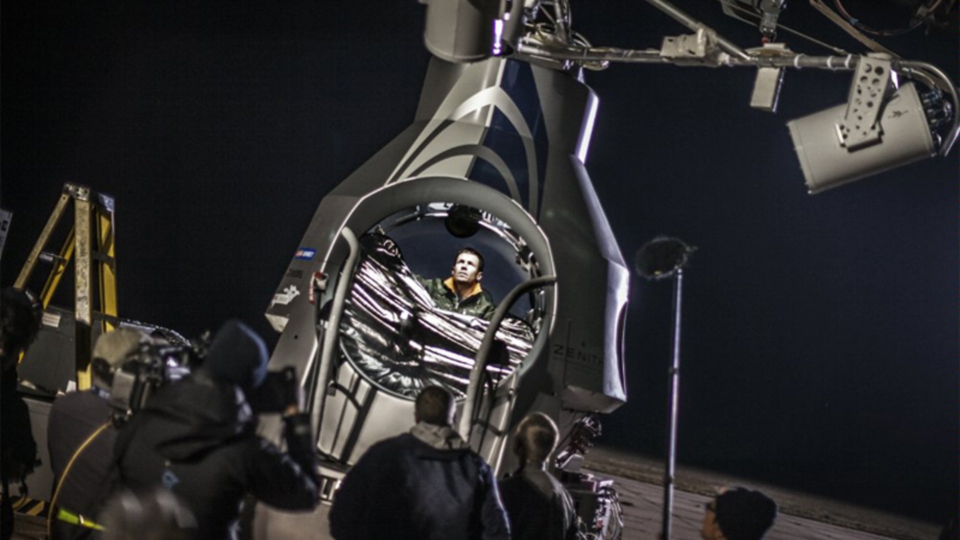 felix_in_capsule_dayof