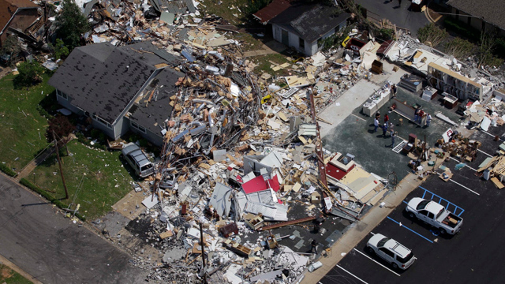 Последствия торнадо. Торнадо в Алабаме. Последствия Торнадо в Америке. Разрушения после Торнадо. После смерча.