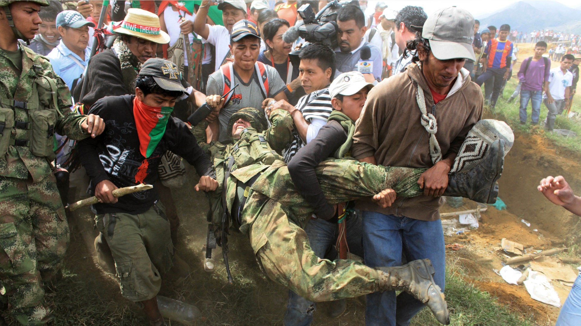 Colombia_Indians_Fight_Soldiers_1