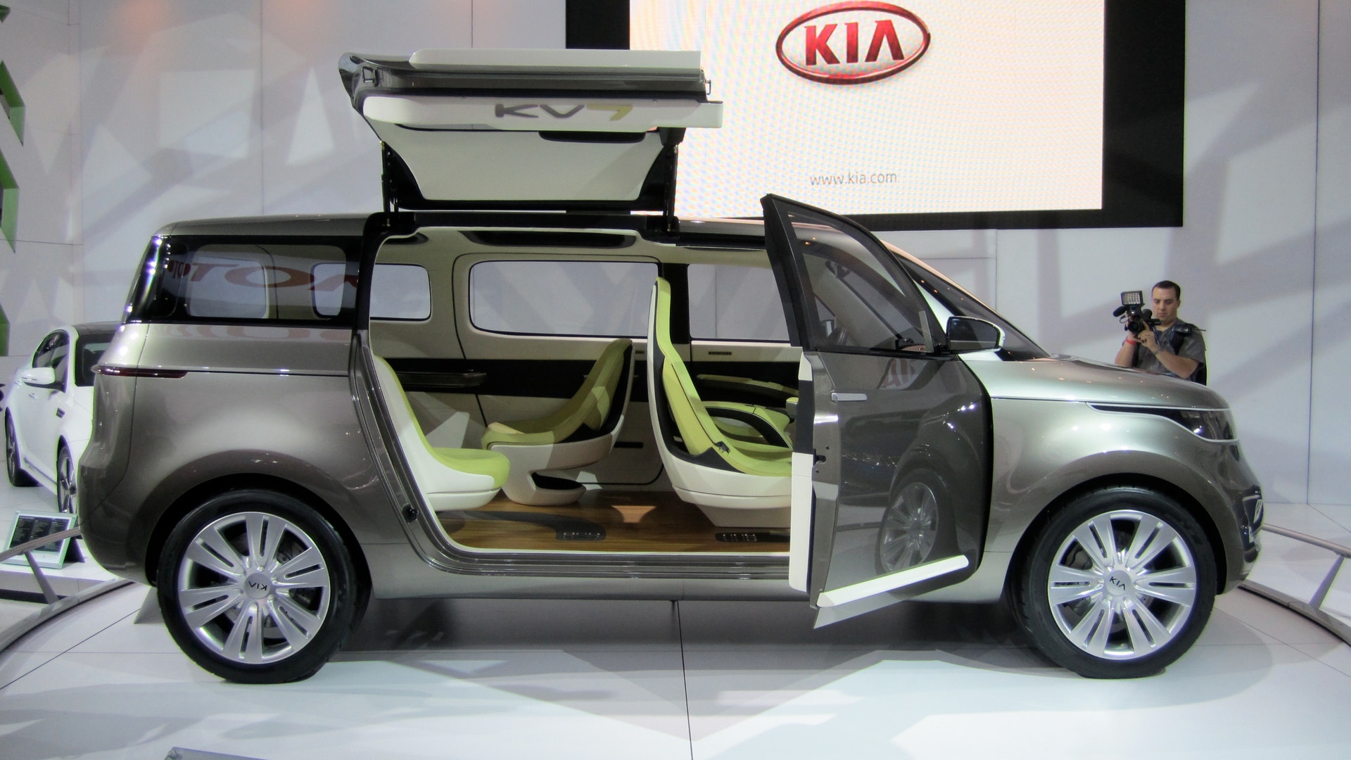 Kia KV7 Concept