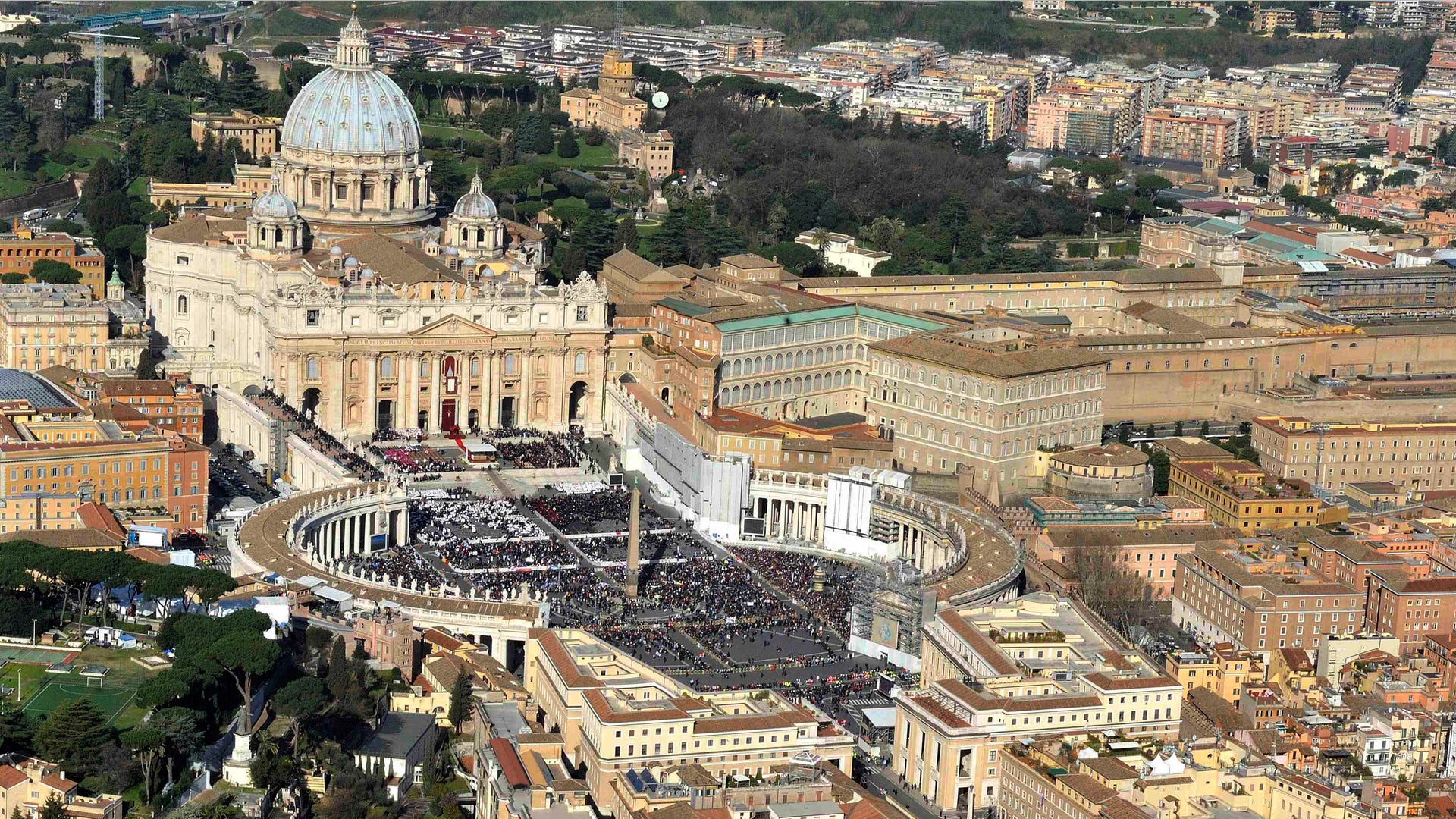 aerial_view_of_Saint_Peter_Square