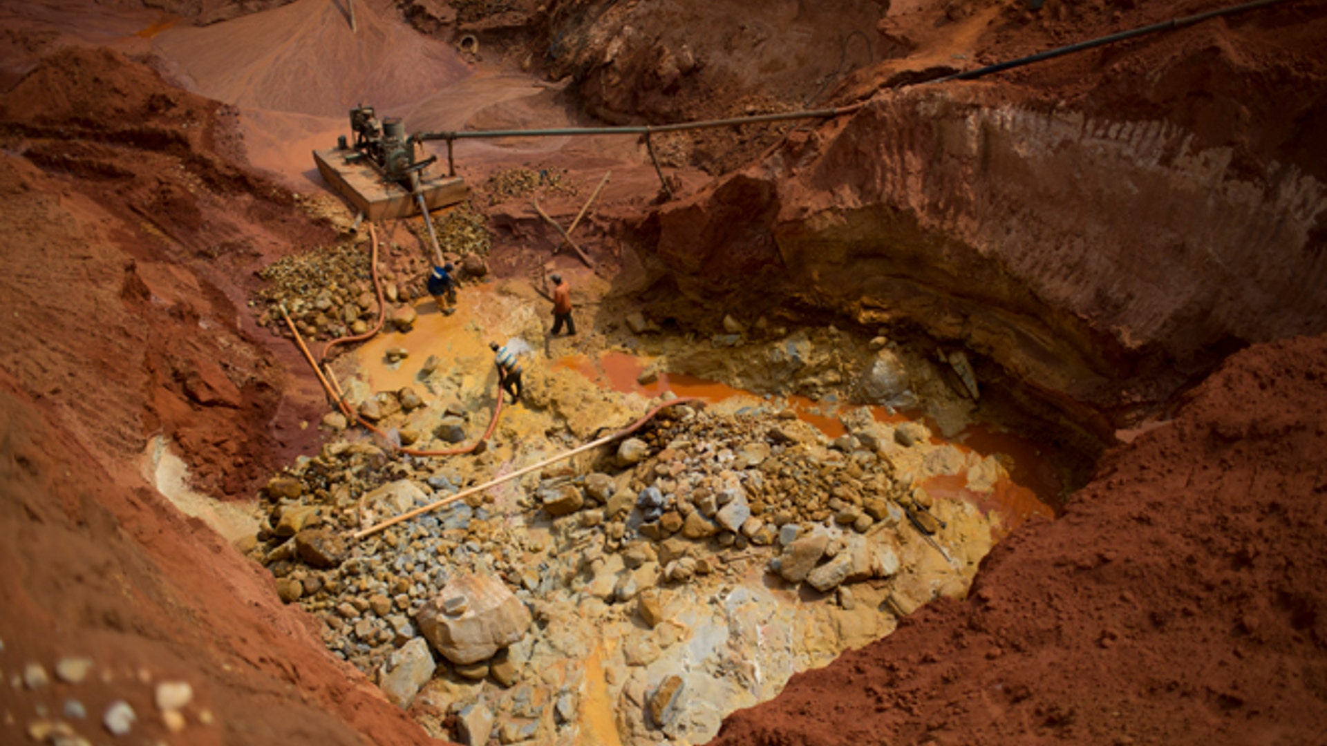 Brazil_diamond_miners_Latino2