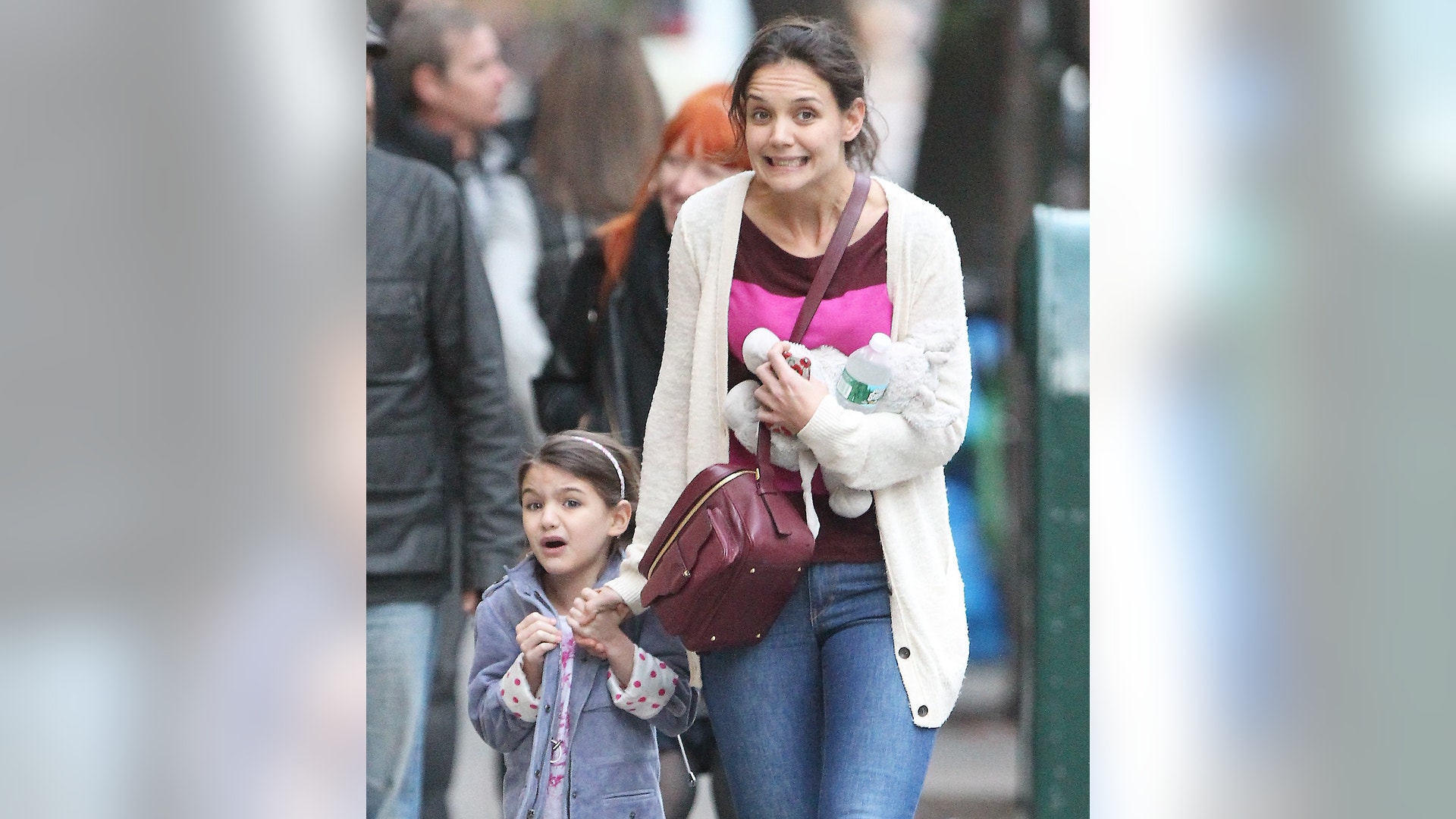 katie_holmes_and_suri_funny_faces_x17