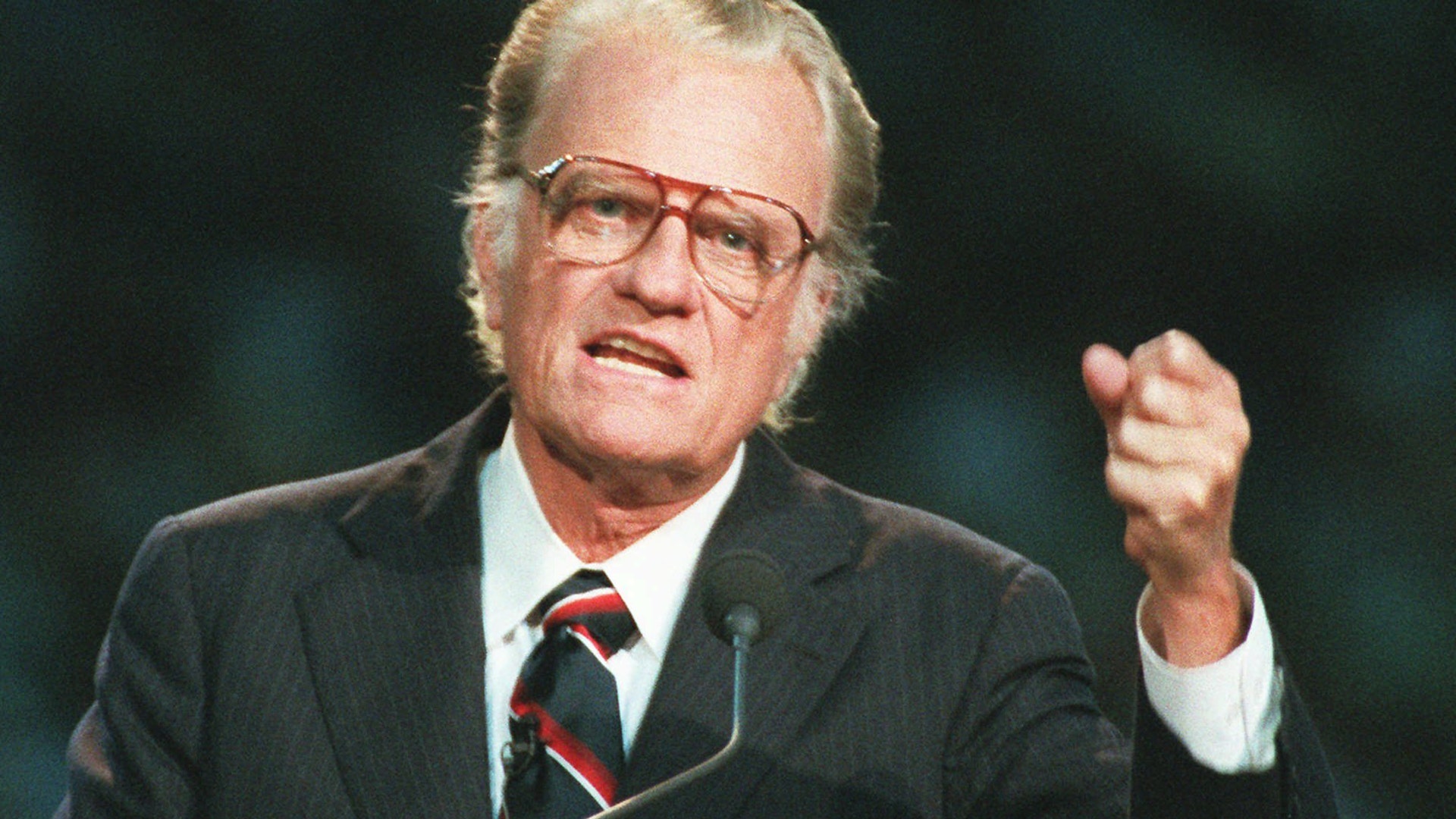  Evangelist Billy Graham begins his sermon in Atlanta's Georgia Dome in Atlanta, October 26, 1994