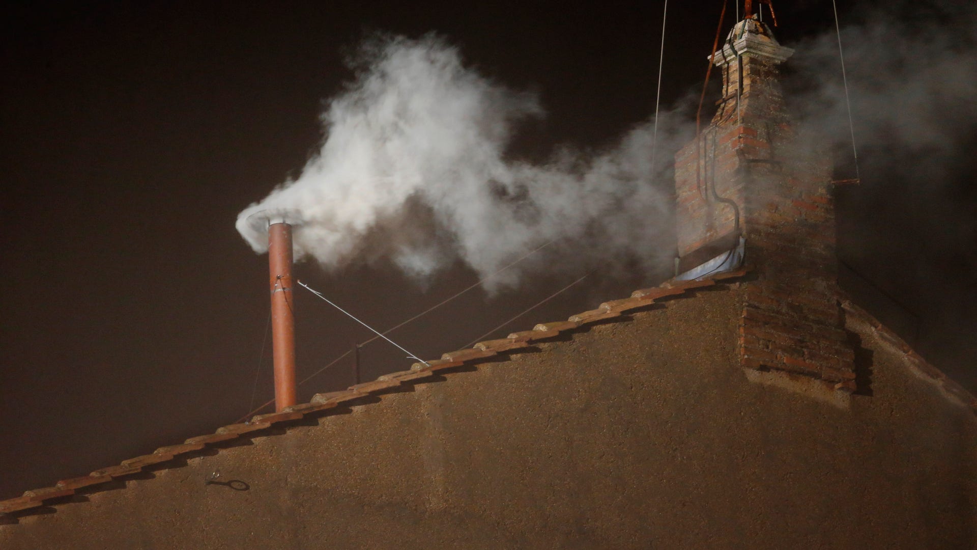 Vatican_PopeWhiteSmoke3132