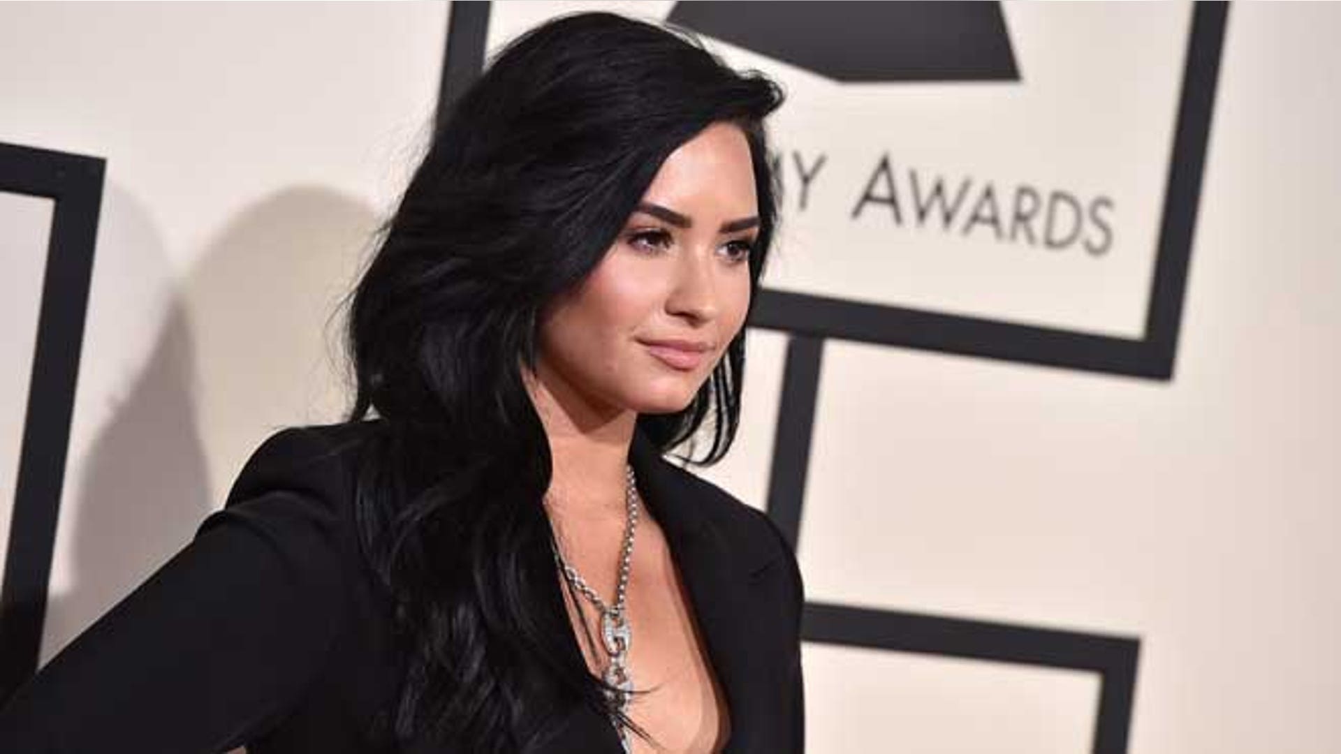 red_carpet_Demi_Lovato_The_58th_Annual_Gramm_Garc_2_