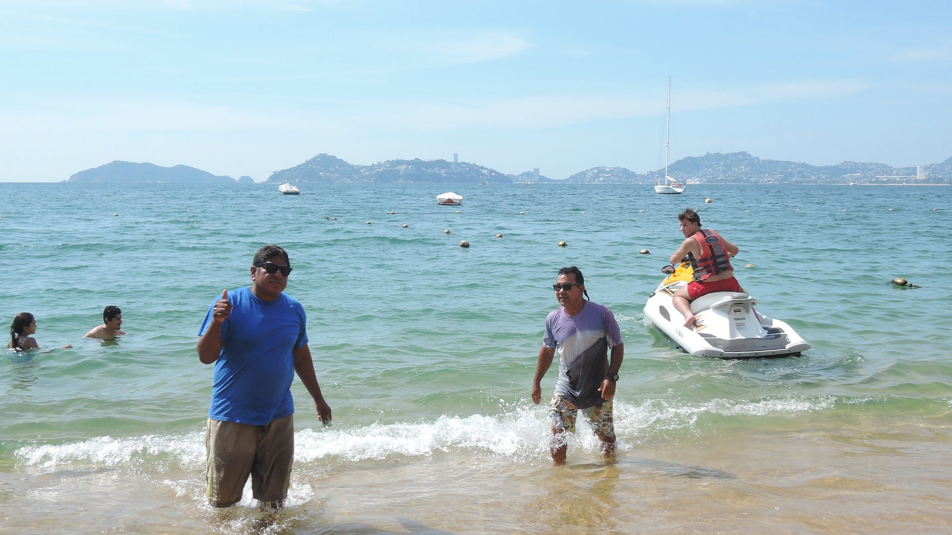 beach_workers_acapulco_2