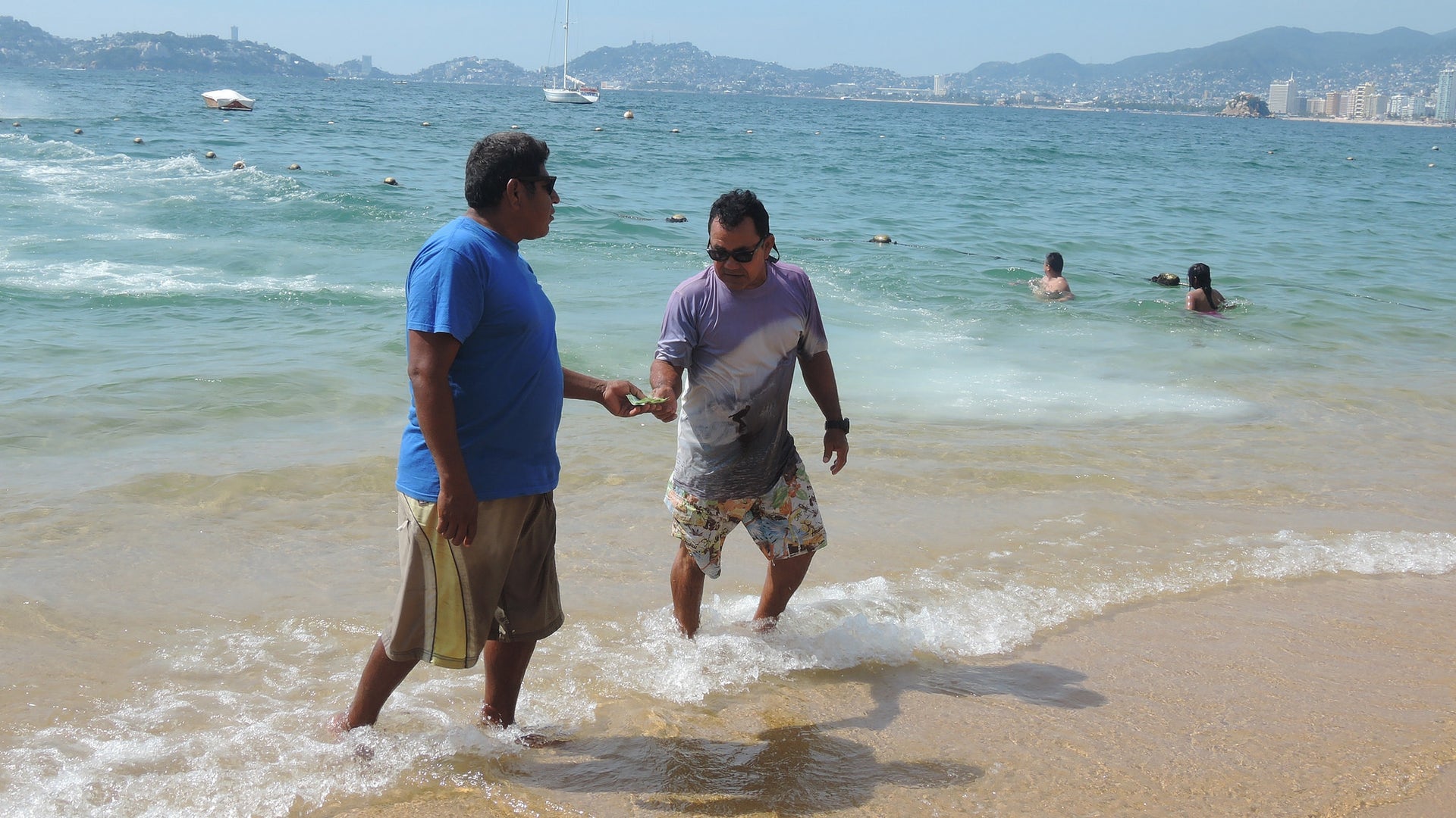 beach_workers_acapulco