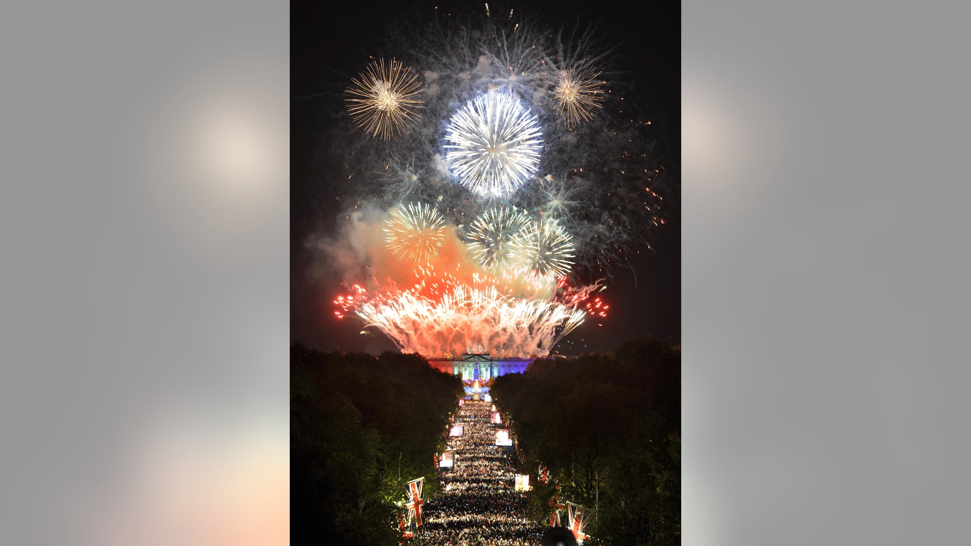 APTOPIX_Britain_Queen_Pata_2_