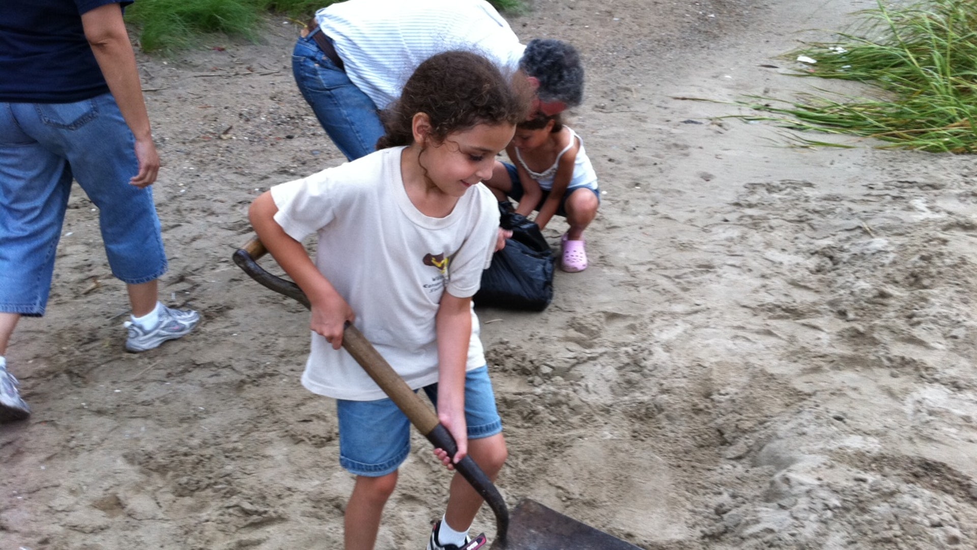 Renee_Scorcia_helps_her_Howards_beach_family_fill_sandbags
