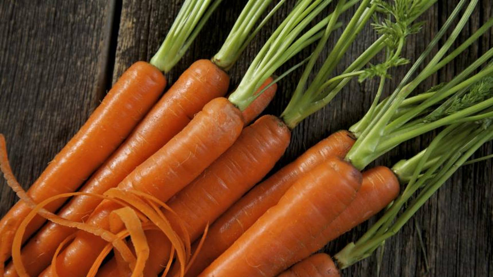Включи морковь про новый. Морковь свежая. Морковь импортная. Корнеплоды. Пучок моркови фото.