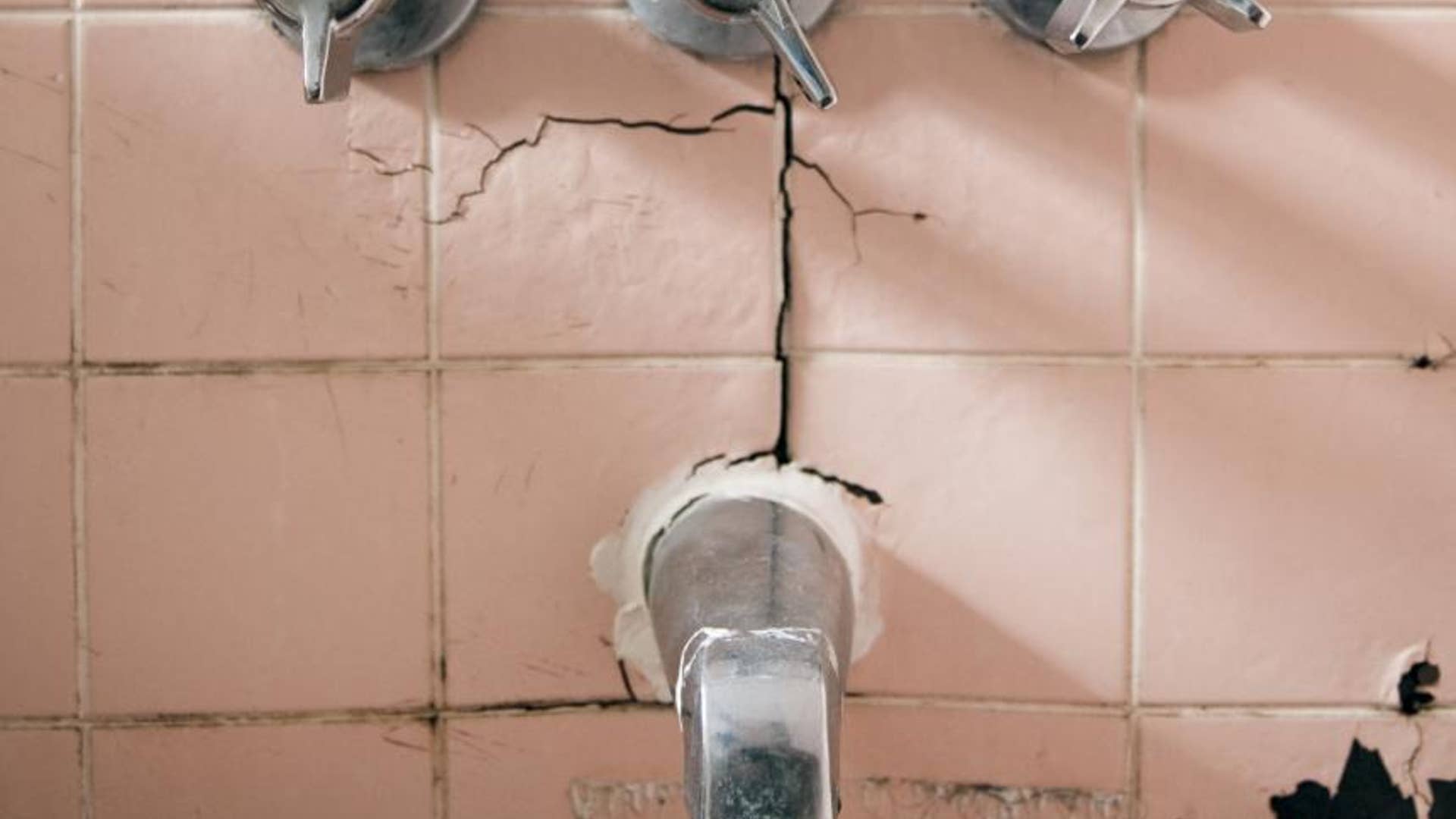 Offending Stain: Moldy Caulk