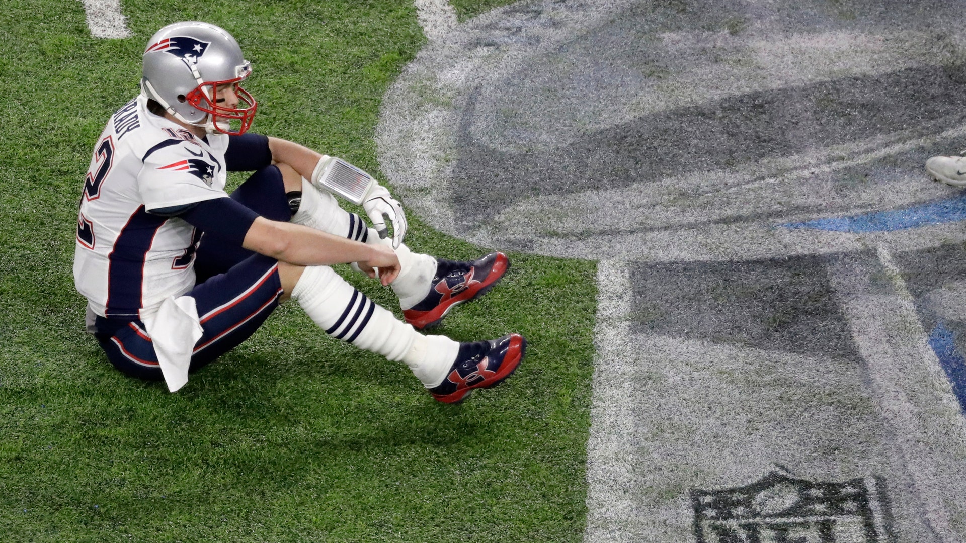 New England Patriots quarterback Tom Brady sits on the field after a fourth quarter fumble against the Philadelphia Eagles in Super Bowl 52