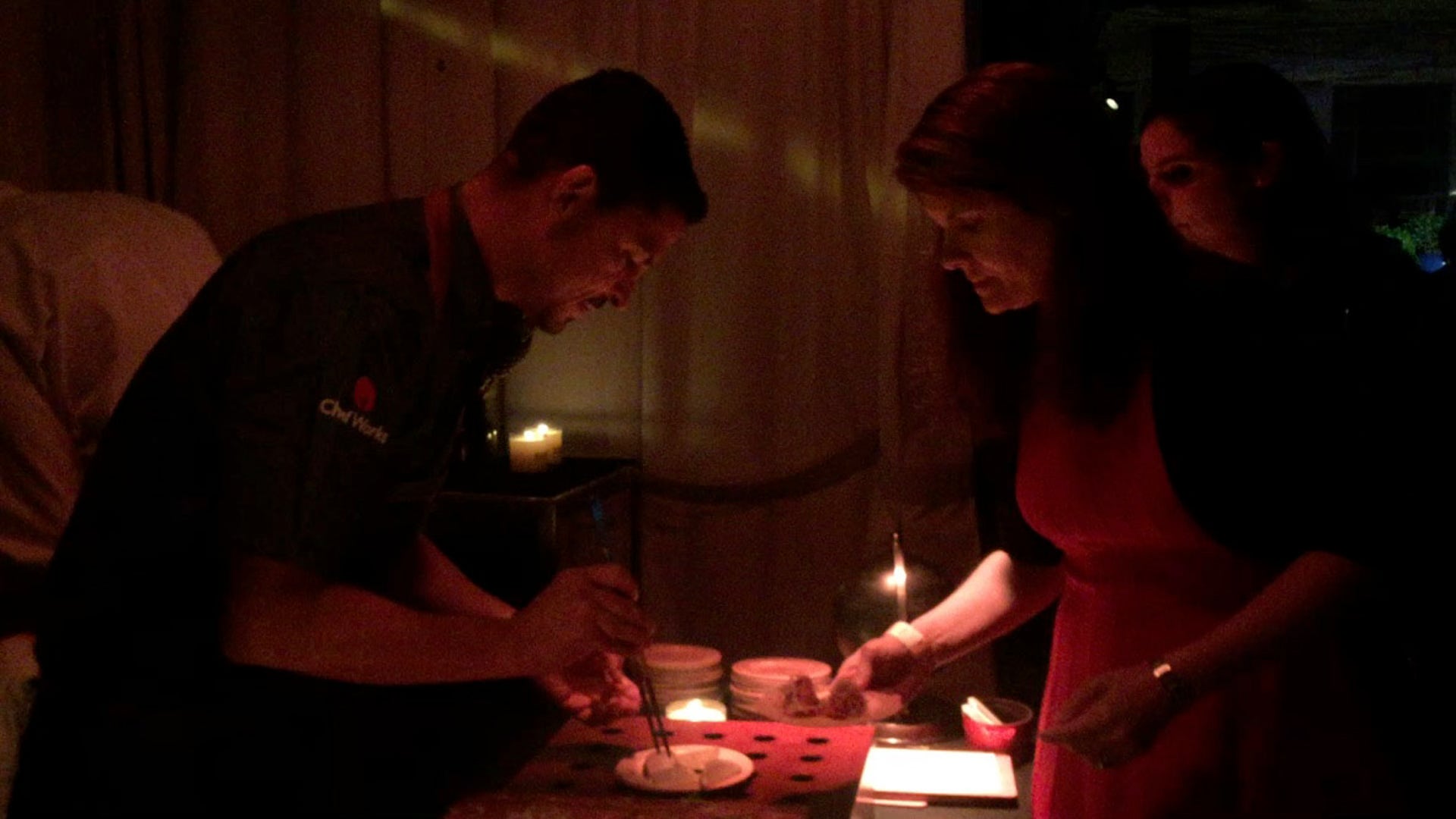 chef_ilde_ferrer_serving_tuna_dish