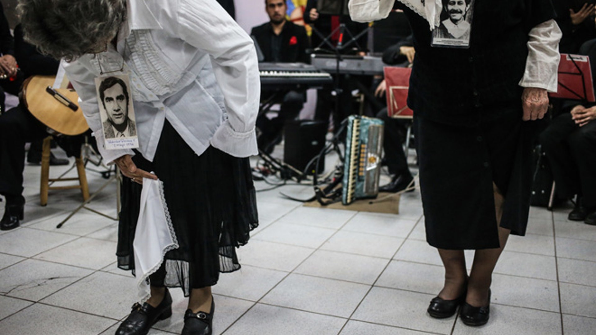 chile_dancing_alone__1_