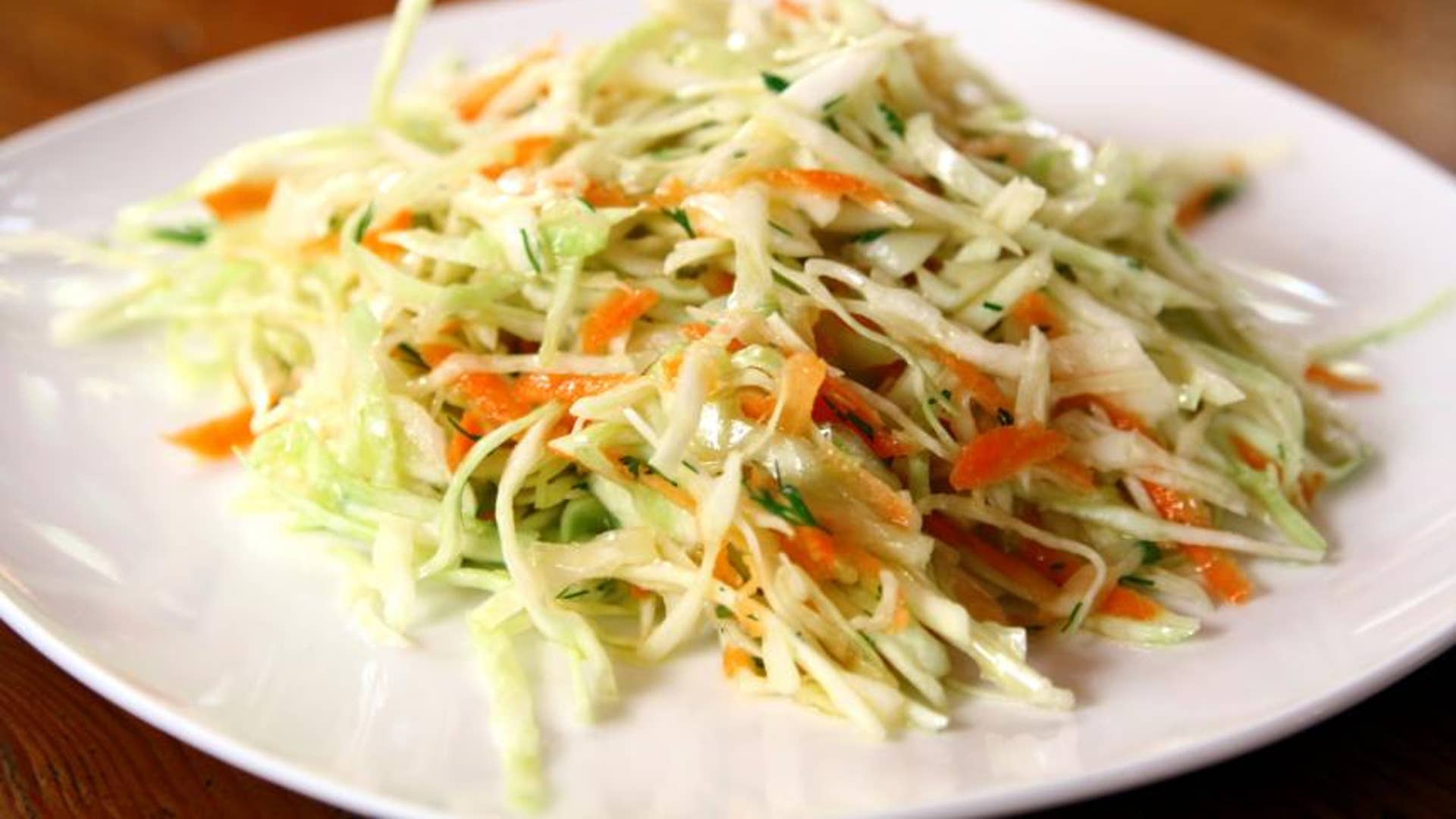 Капуста морковь огурец масло. Салат витаминный с яблоками и капустой. Салат витаминный капуста яблоко морковь. Салат из капусты с морковью и яблоком. Салат витаминный с капустой.