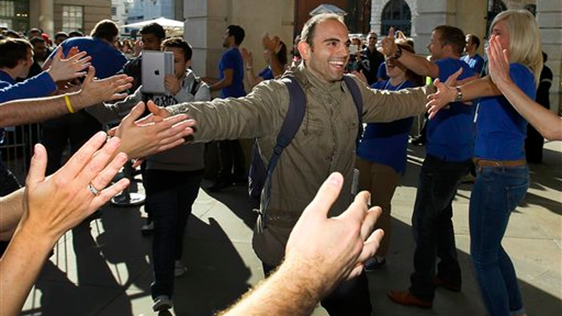 customer welcomed by apple employees