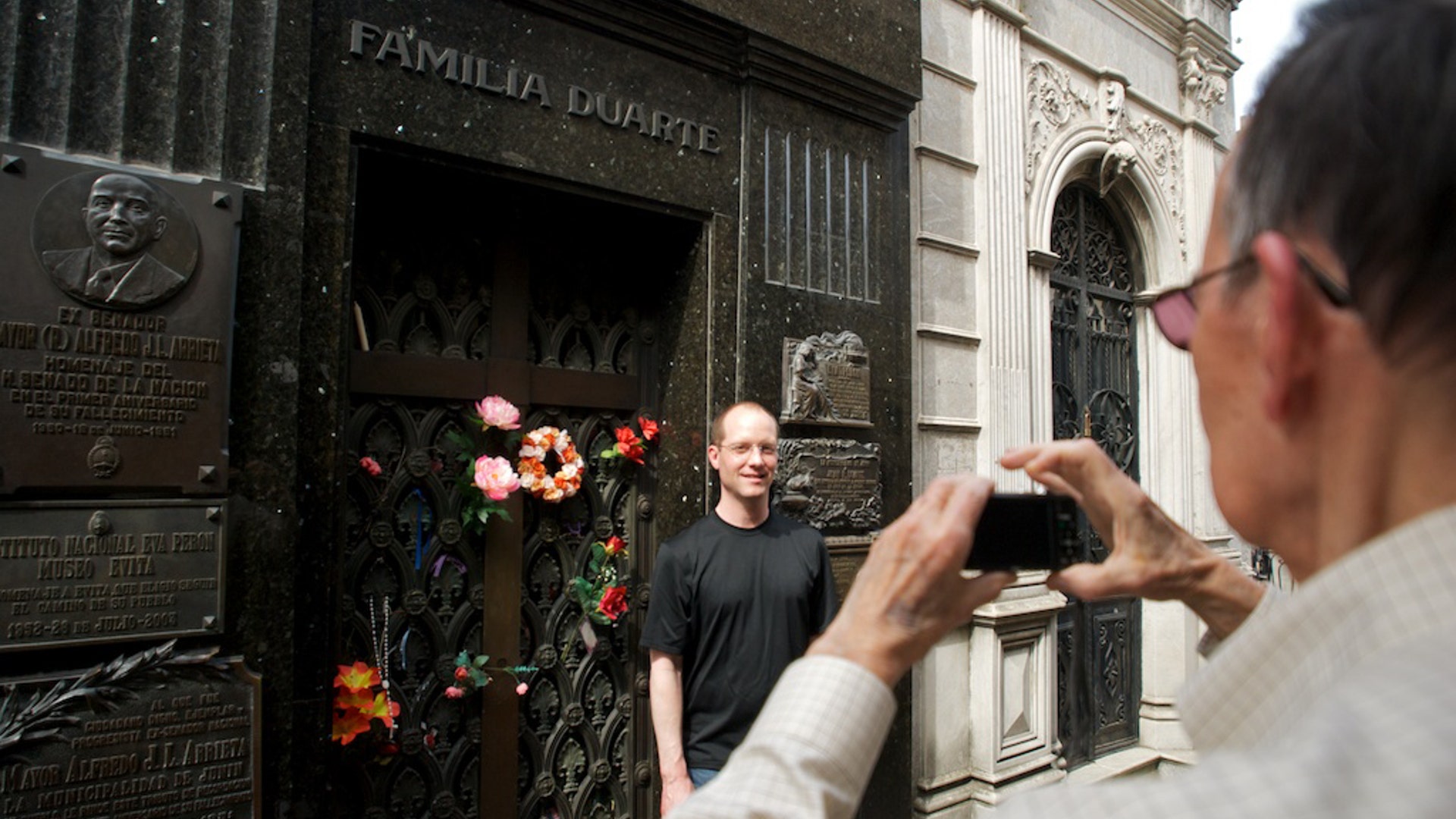 Copy_of_Family_Duarte_Tomb_tourists