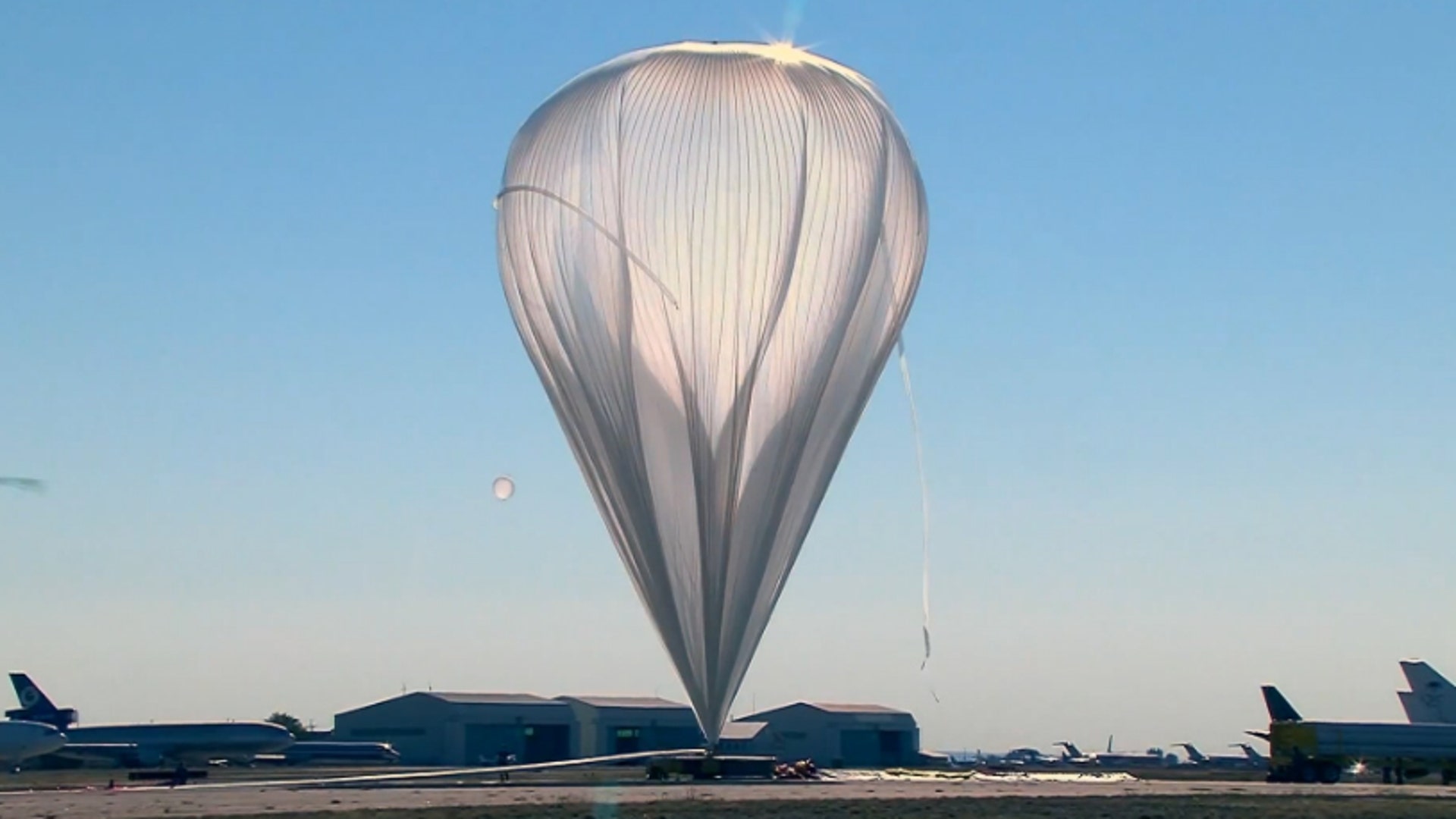 Воздушный шар состоит из оболочки гондолы. Стратосферный аэростат. Японский стратостат bu60-1. Воздушный шар стратостат дирижабль. Стратосферный аэростат НАСА.