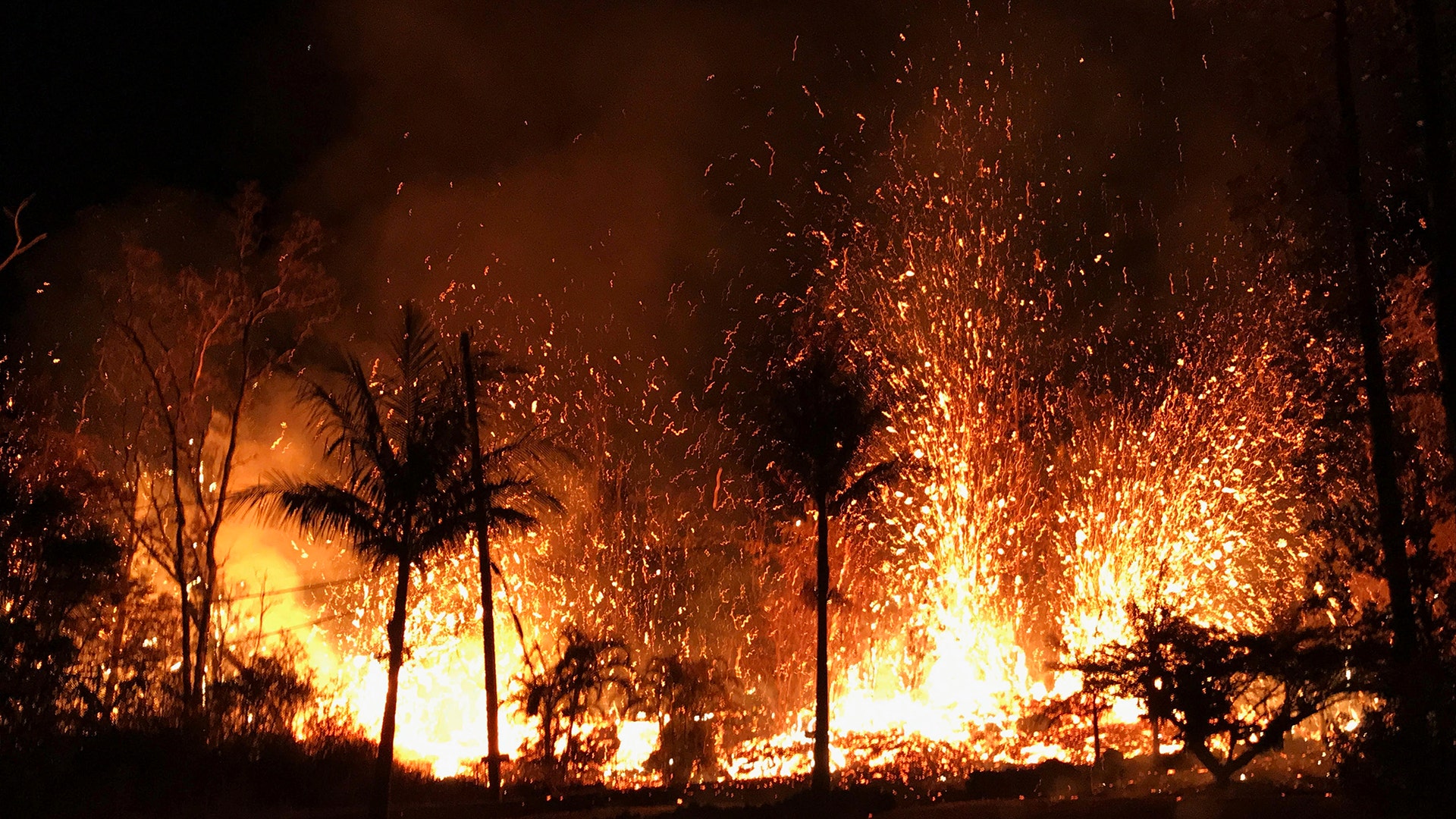 A fissure from the Kilauea volcano erupts in Leilani Estates in Pahoa, Hawaii, May 5, 2018