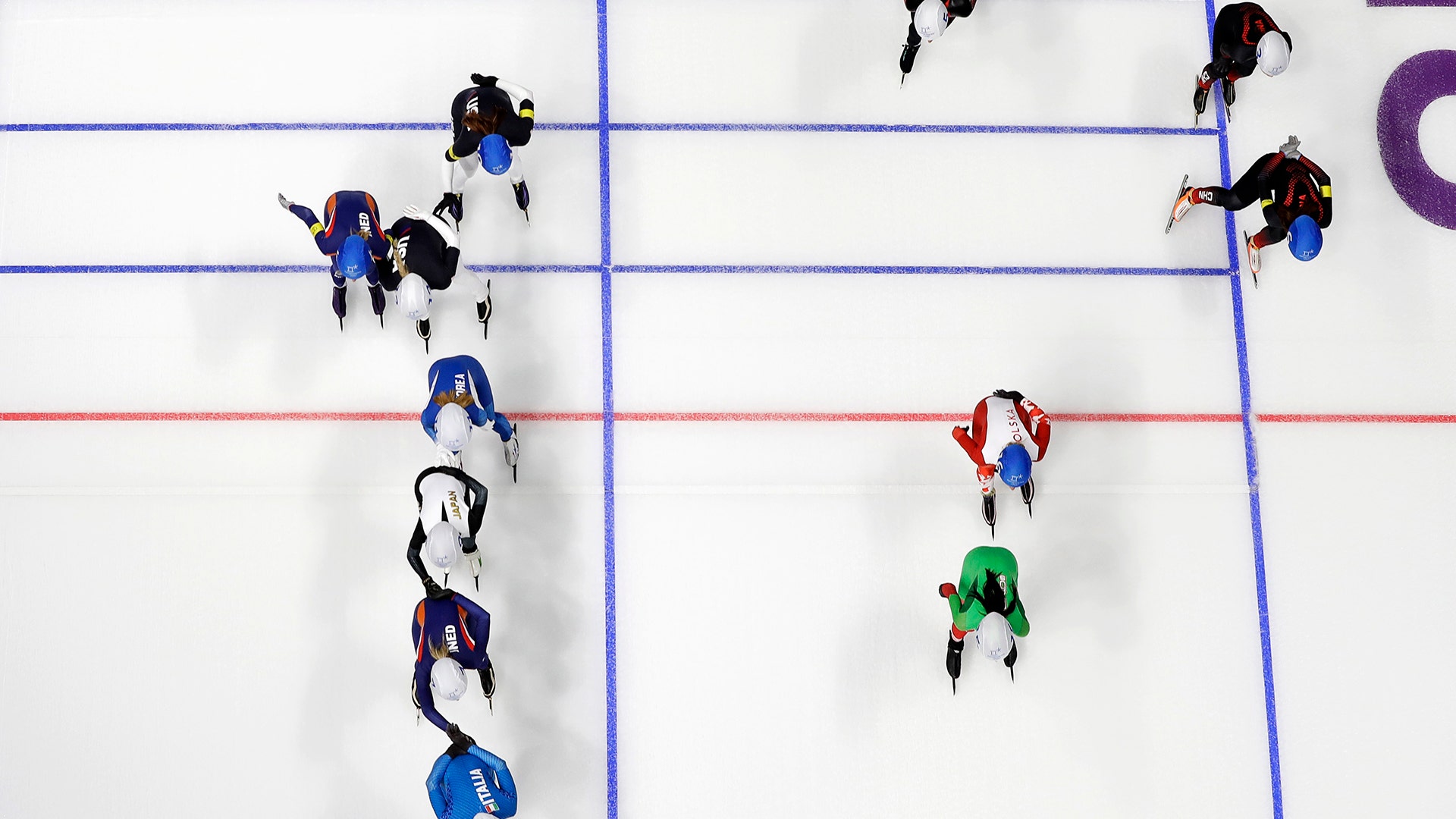 Speedskaters take positions during the women mass start final speedskating race