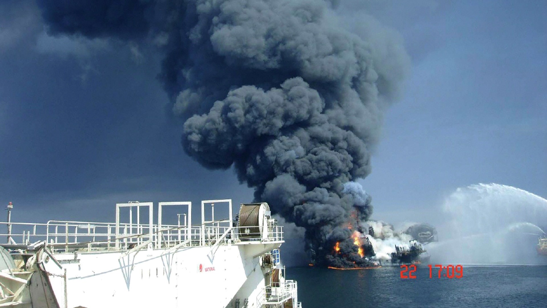 Взрыв буровых. Deepwater Horizon пожар. Deepwater Horizon 2010. Взрыв нефтяной платформы в мексиканском заливе. Пожар на нефтевышке.
