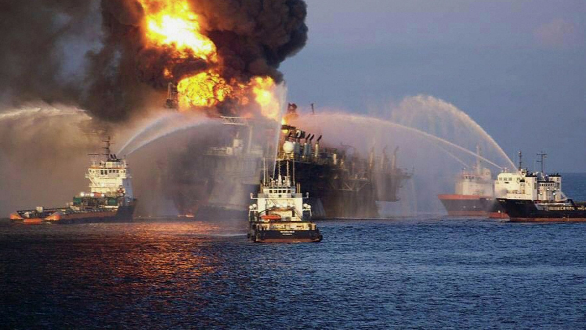 Ситуация происходящая в мире. Платформа Deepwater Horizon. Взрыв нефтяной платформы Deepwater Horizon. Бритиш Петролеум катастрофа. Пожар на платформе «Piper Alpha».