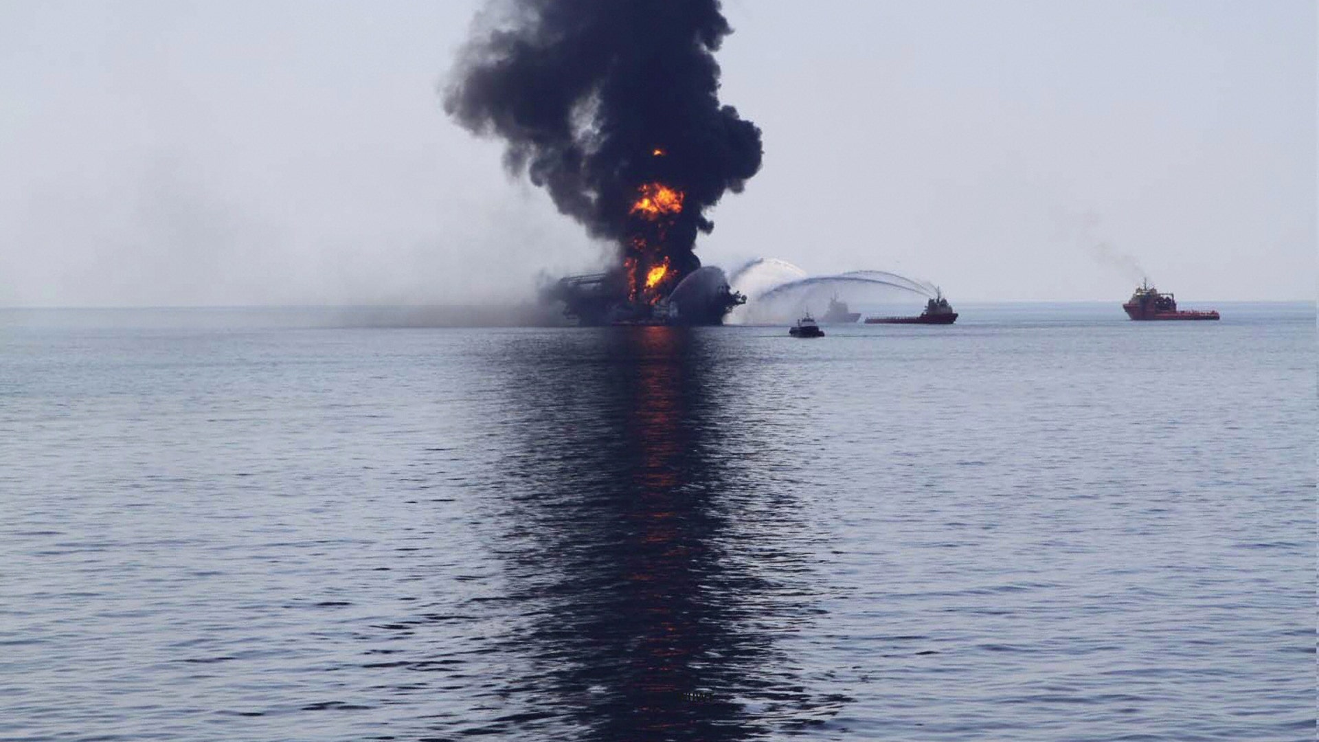30 апреля 2010. Взрыв нефтяной платформы в мексиканском заливе. Взрыв нефтяной платформы Deepwater Horizon. Взрыв нефтяной платформы Deepwater Horizon последствия. Глубоководный Горизонт 2010.