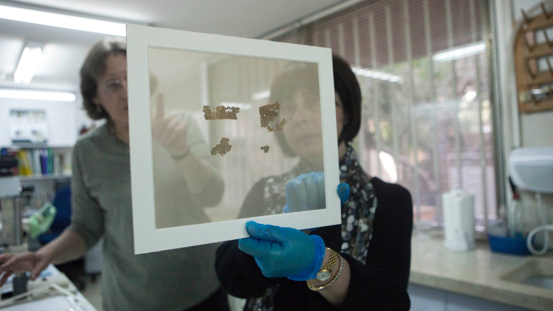 Selling_the_Dead_Sea_Scrolls_3