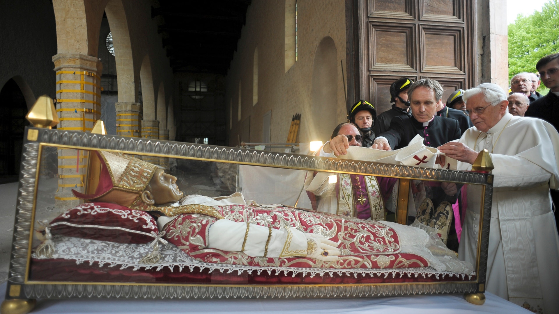 Папа похоронит. Целестин 5 папа Римский. Папа Римский Франциск коронация.